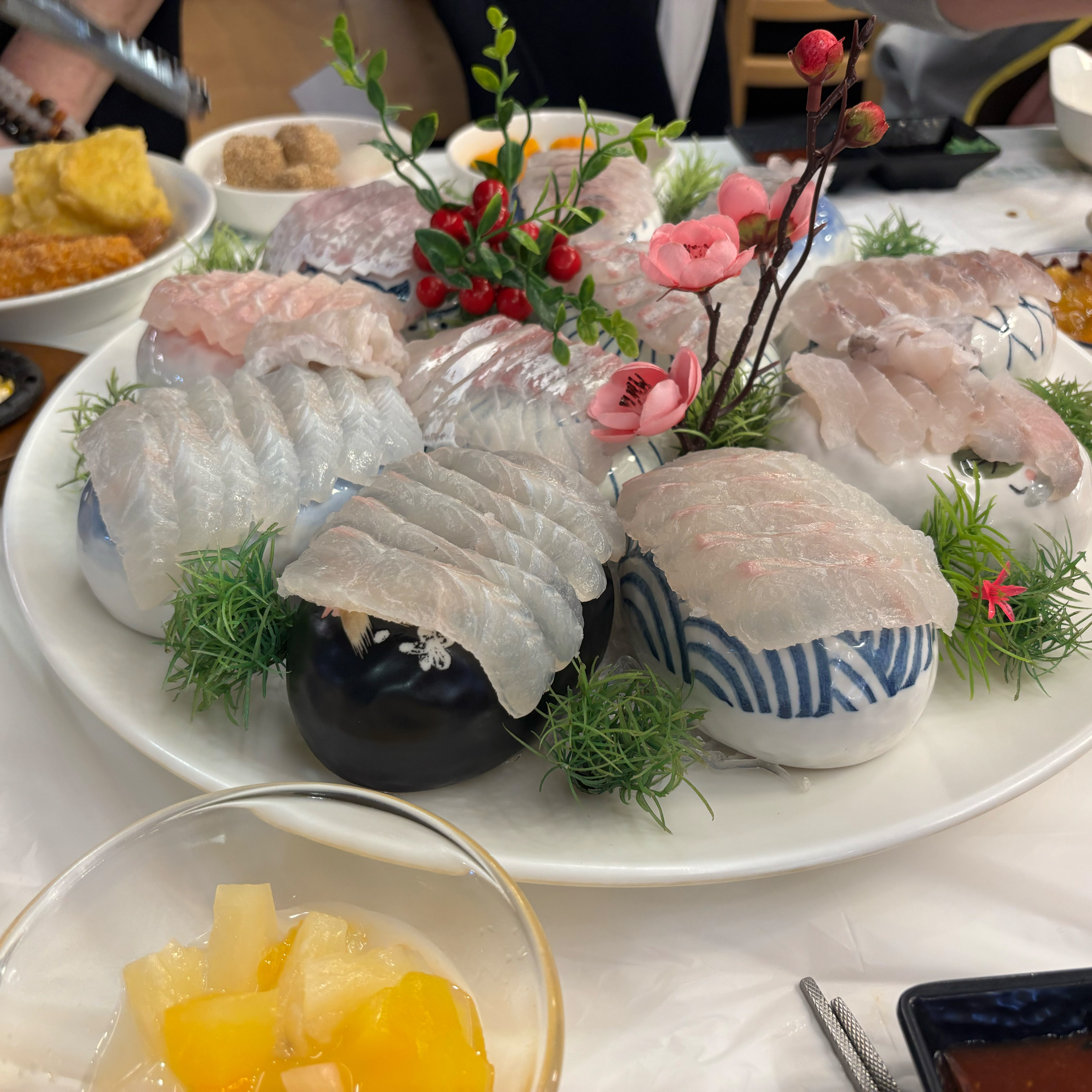 회 싱싱하구 맛있게 먹었어요~~ 스끼도 정갈하게 잘나왔습니다. 평일이라 그런지 널널해서 쾌