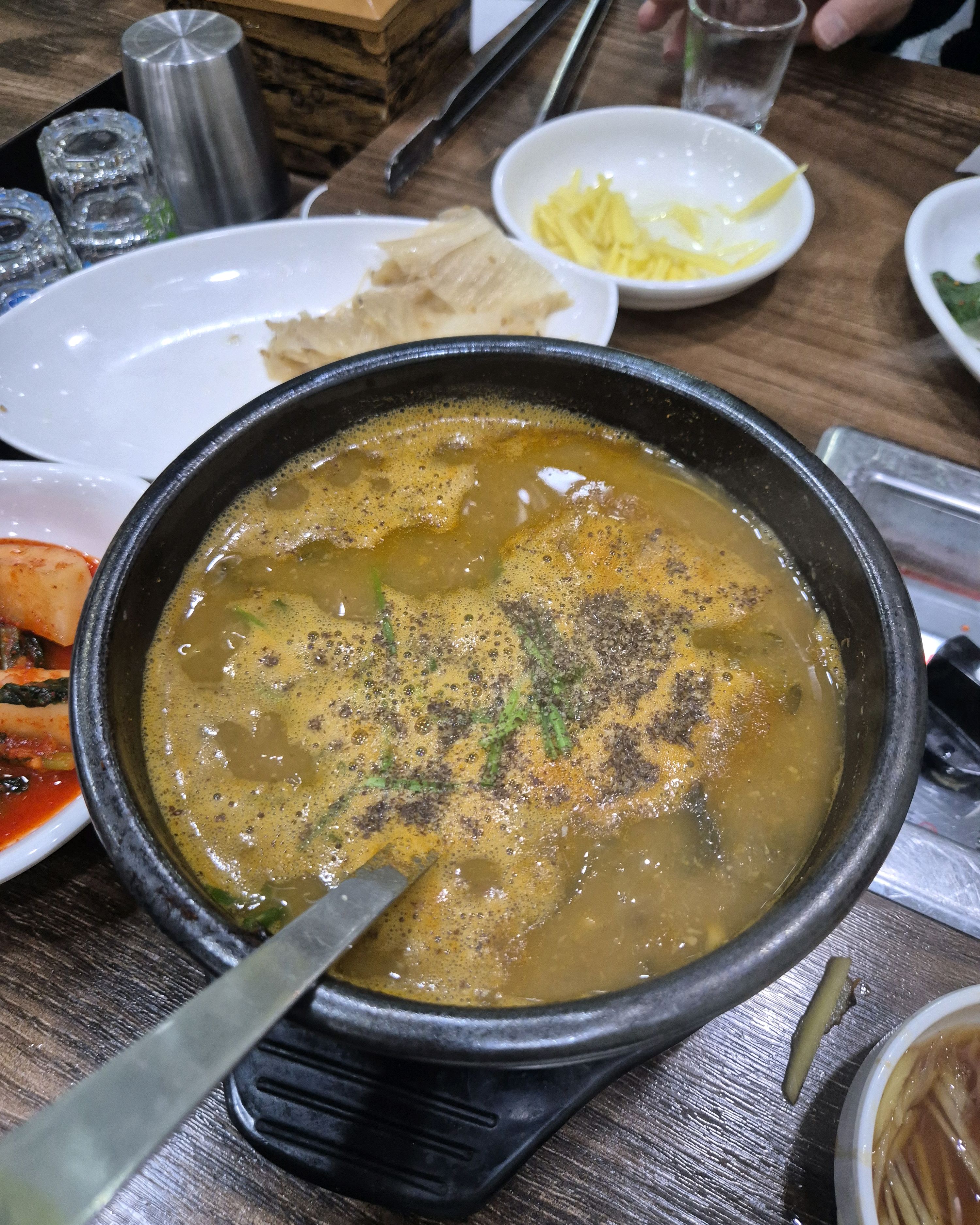 사진찍을 새도 없이 흡입하다가 소주 계속 시키는 우리보시고 말씀해주시는 사장님 센스에 올리