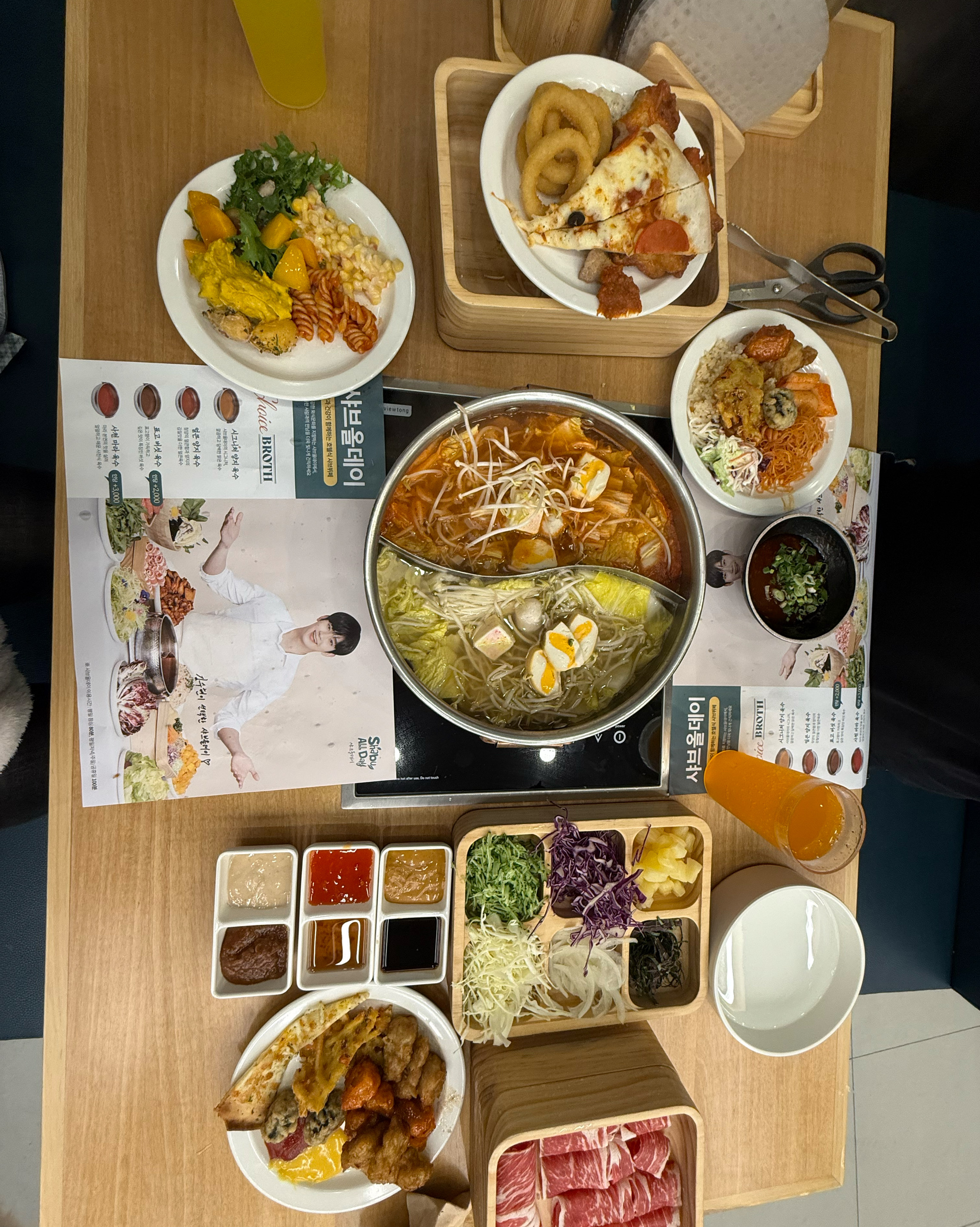 왕 신선한 재료들과 바로바로 채워주시는 샐러드바 - 전주 삼천동 맛집 샤브올데이 전주삼천점