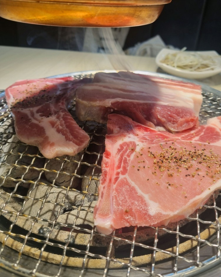 가족외식하기 딱 좋아요분위기좋고 샐프바 관리도 잘되어있어요고기 바로바로 채워주셔서 부족함없