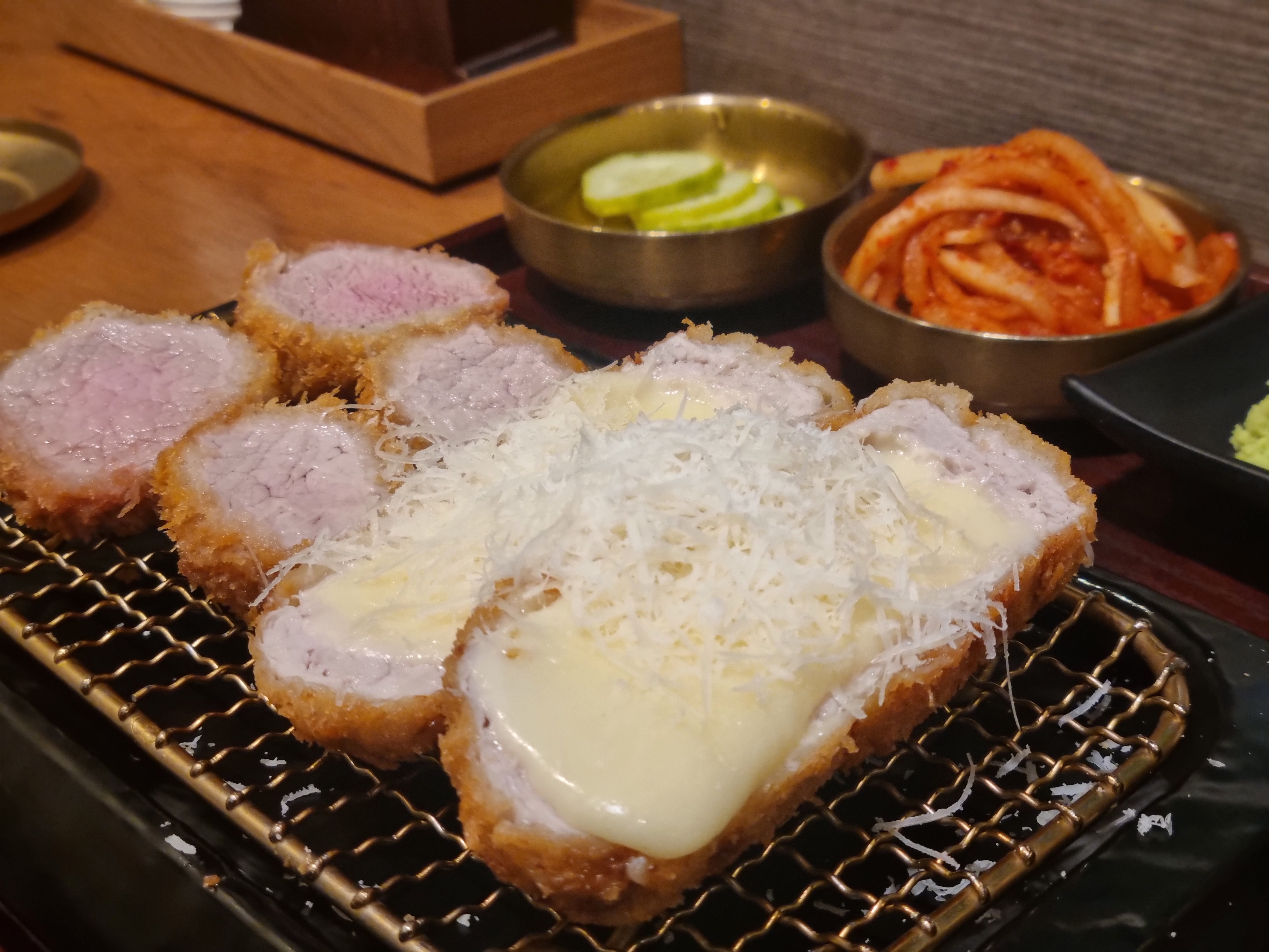 숯불돈까스 겉바속촉으로 맛있어요 마늘 들어간 돈가스 소스도 존맛탱. 다른 돈가스 가게랑은 