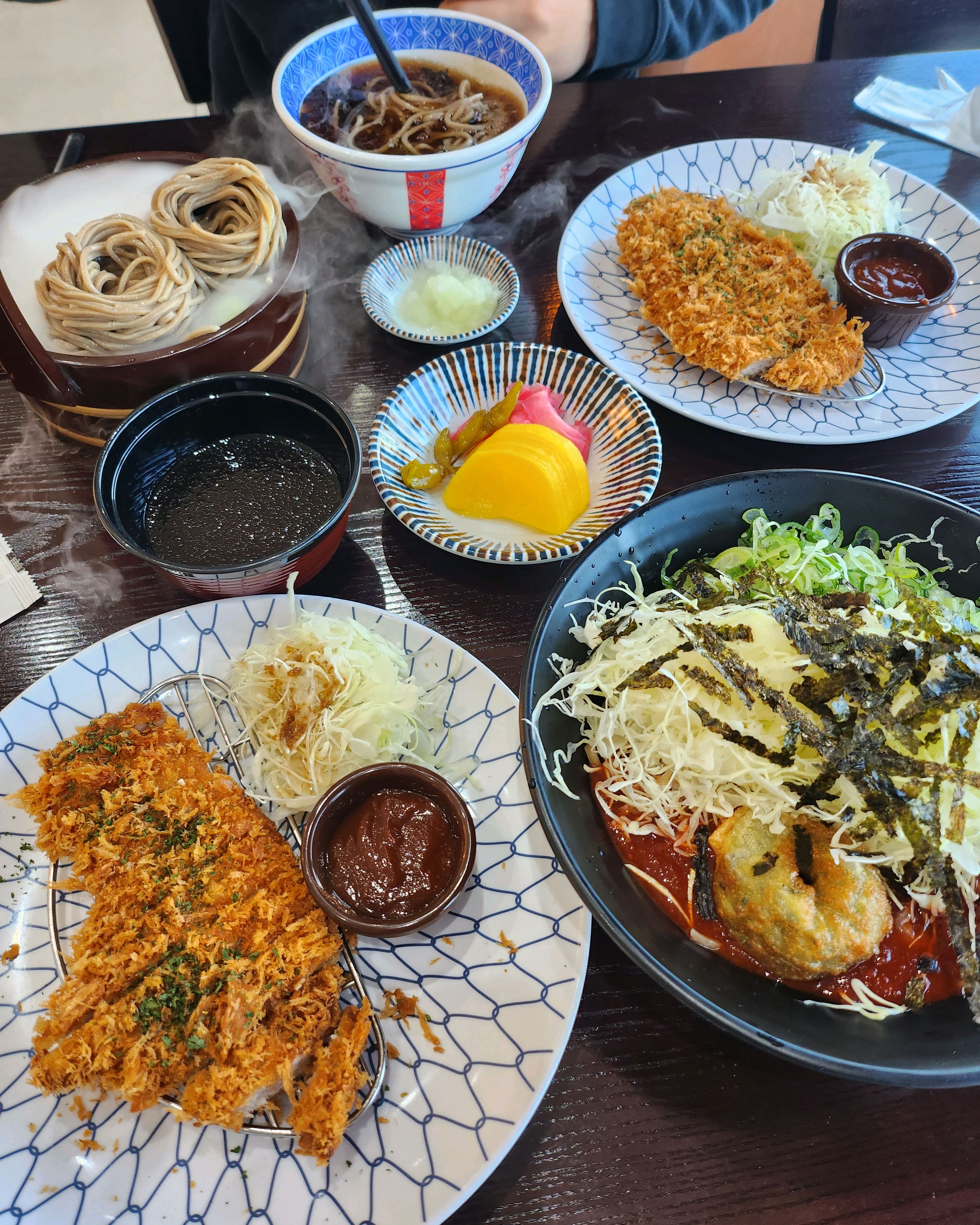 비빔메밀은 처음 먹어봤는데 조금 맵지만 맛있네요👍돈까스도👍 - 충북혁신도시 맛집 삼동소바 충북혁신점