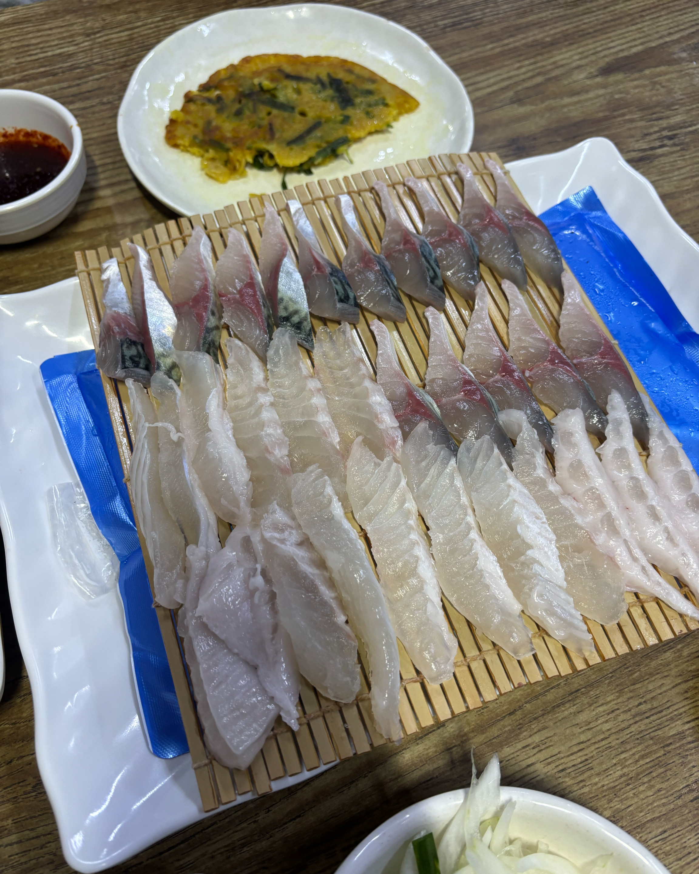 여전한 고등어회 맛집. 다만 하필 이날 배정받은 자리가 화장실 옆이라서 냄새나고 사람들 계