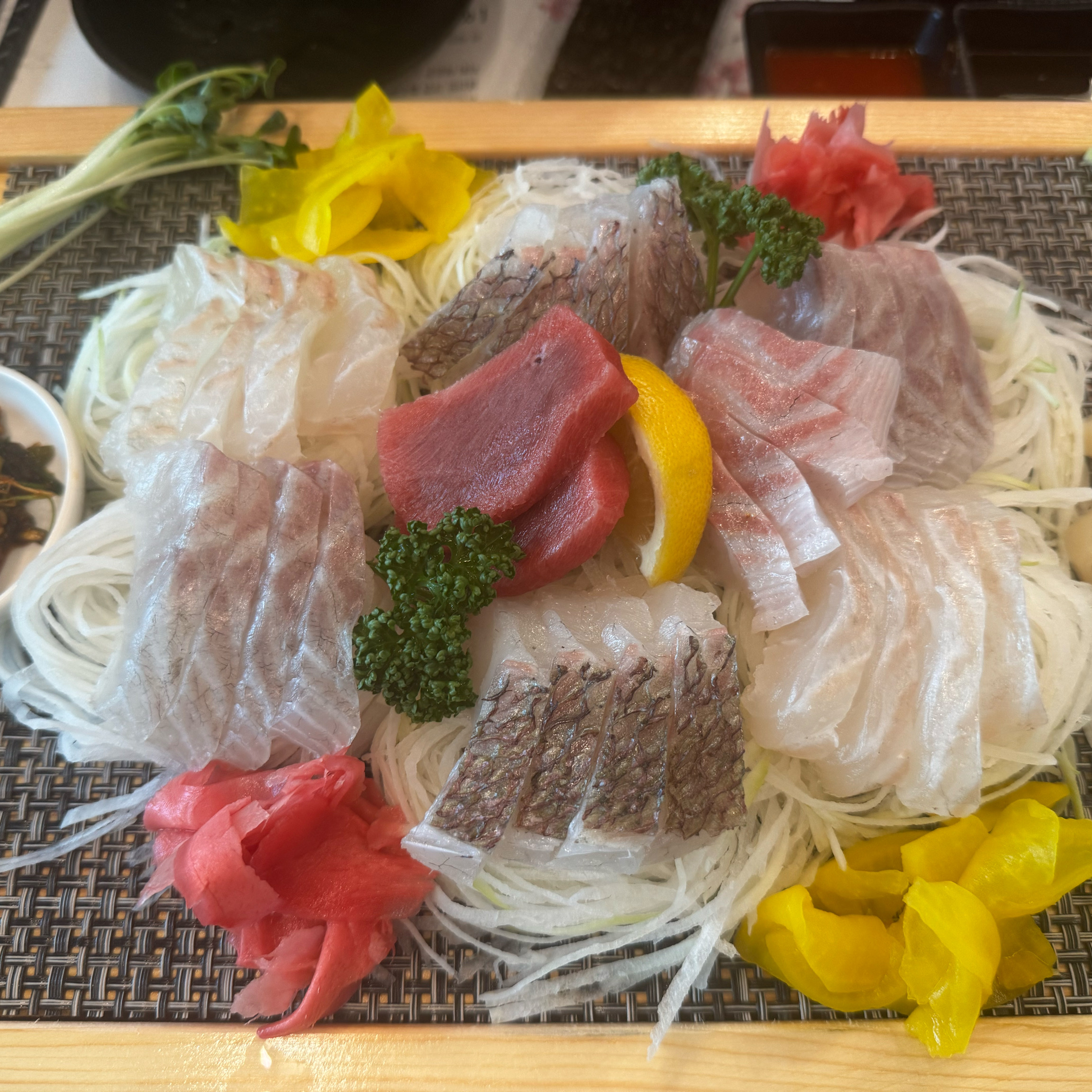 이곳은 숙성회의 진수를 맛볼 수 있는 최고의 장소입니다! 회의 식감과 풍미가 정말 뛰어나서