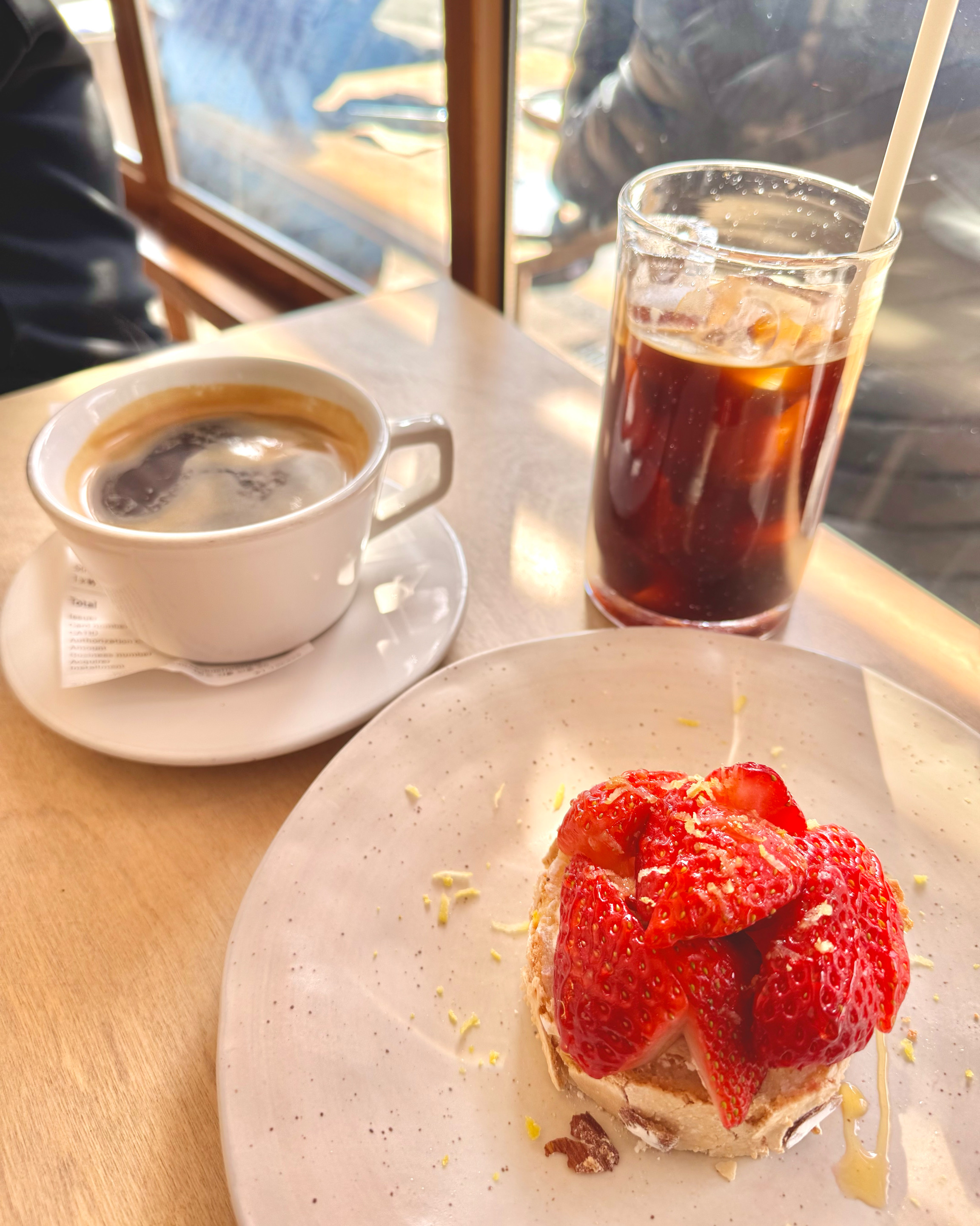 올웨이즈 간다면 딸기머랭룰라드는 꼭 주문해서 드세요 짱이에요 - 망원동 맛집 올웨이즈어거스트로스터스