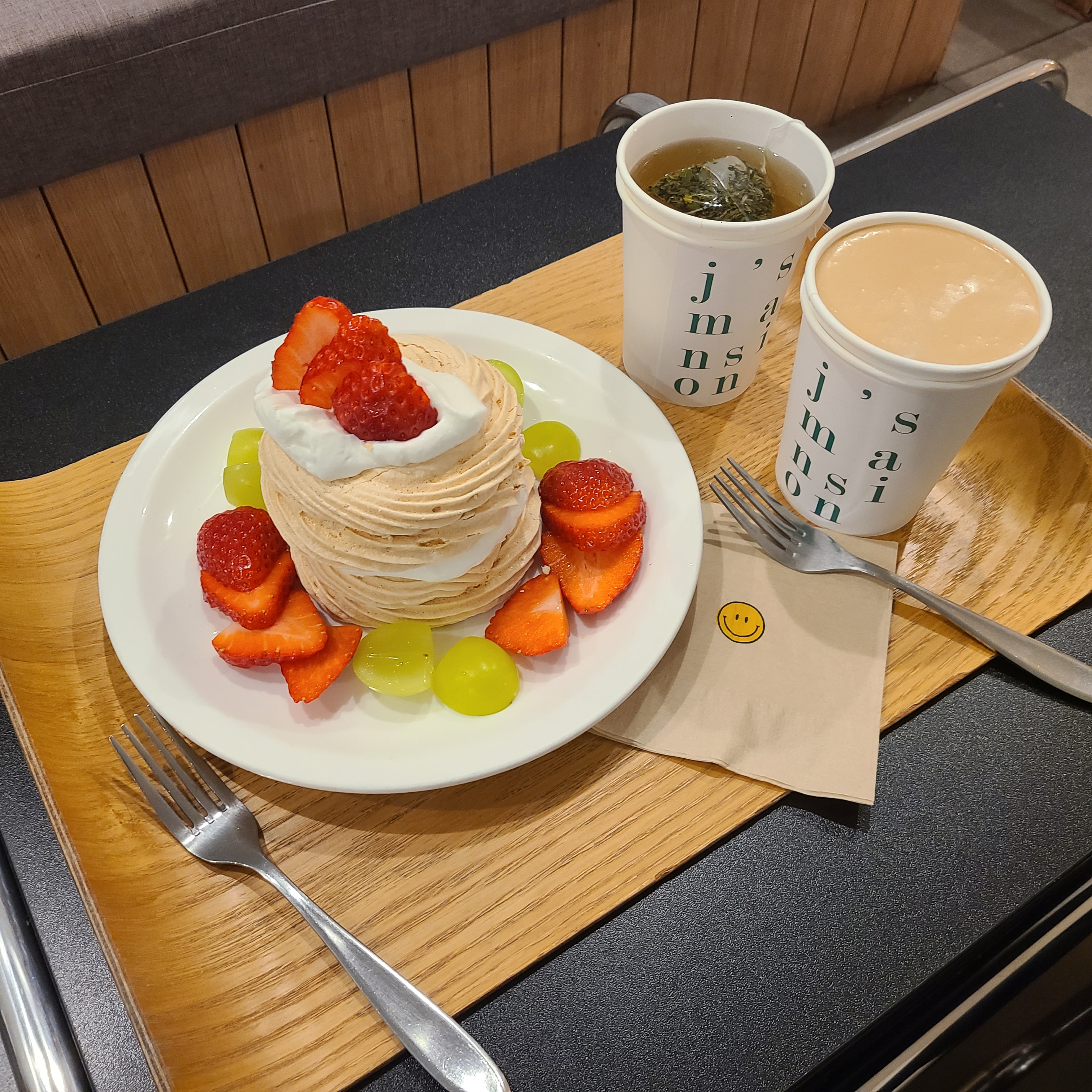여태 먹어본 디저트 중 제일 맛있는 파블로바 입니다 정말 맛있고 하나도 안 물려서 강추 합