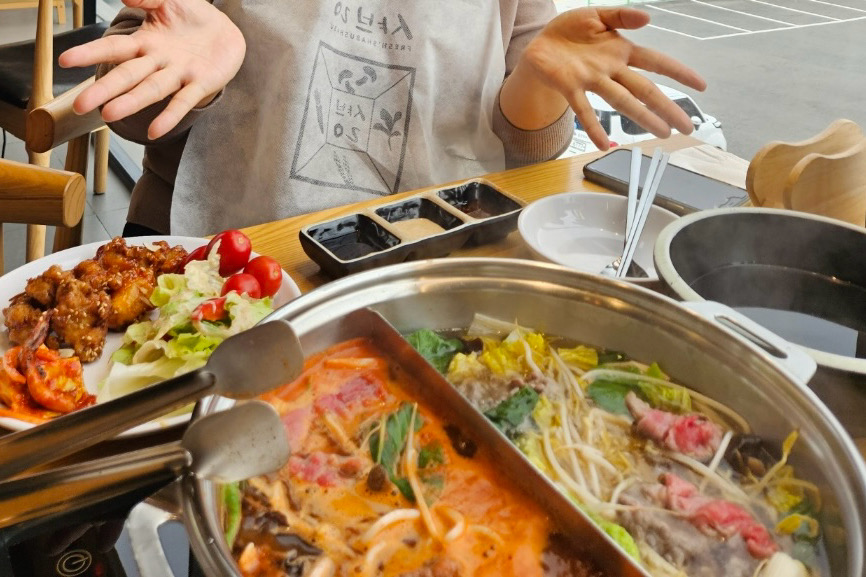 정말 맛있어요~~~!! 샤브샤브는 물론 최고인데요. 닭강정 맛집으로도 알려져 있는데 연어샐