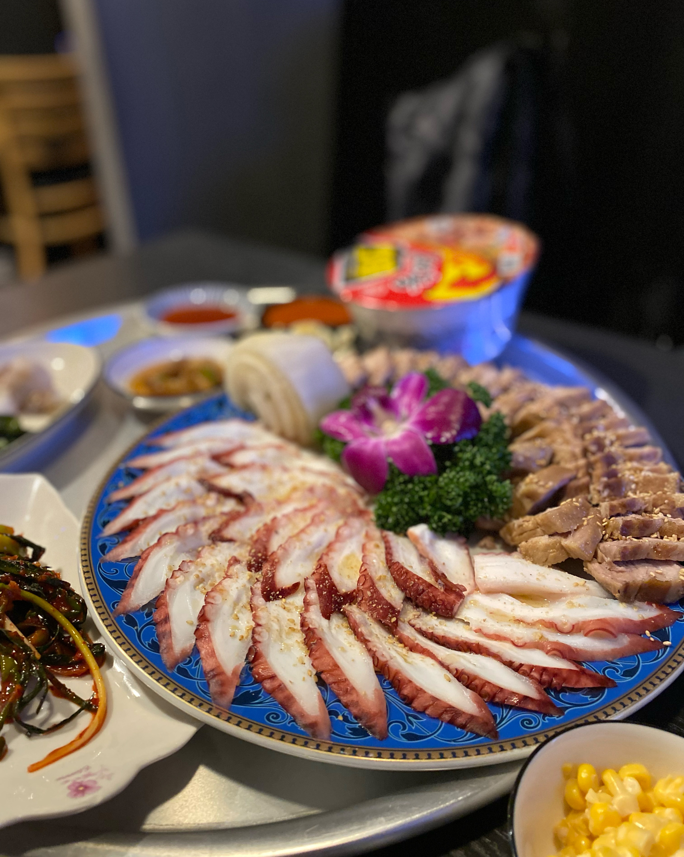 항상 너무 맛있게 먹어용ㅋㅋㅋ 육개장이 생겼네요?!! 오오 감사합니당ㅋㅋ 문어삼합은 월가가