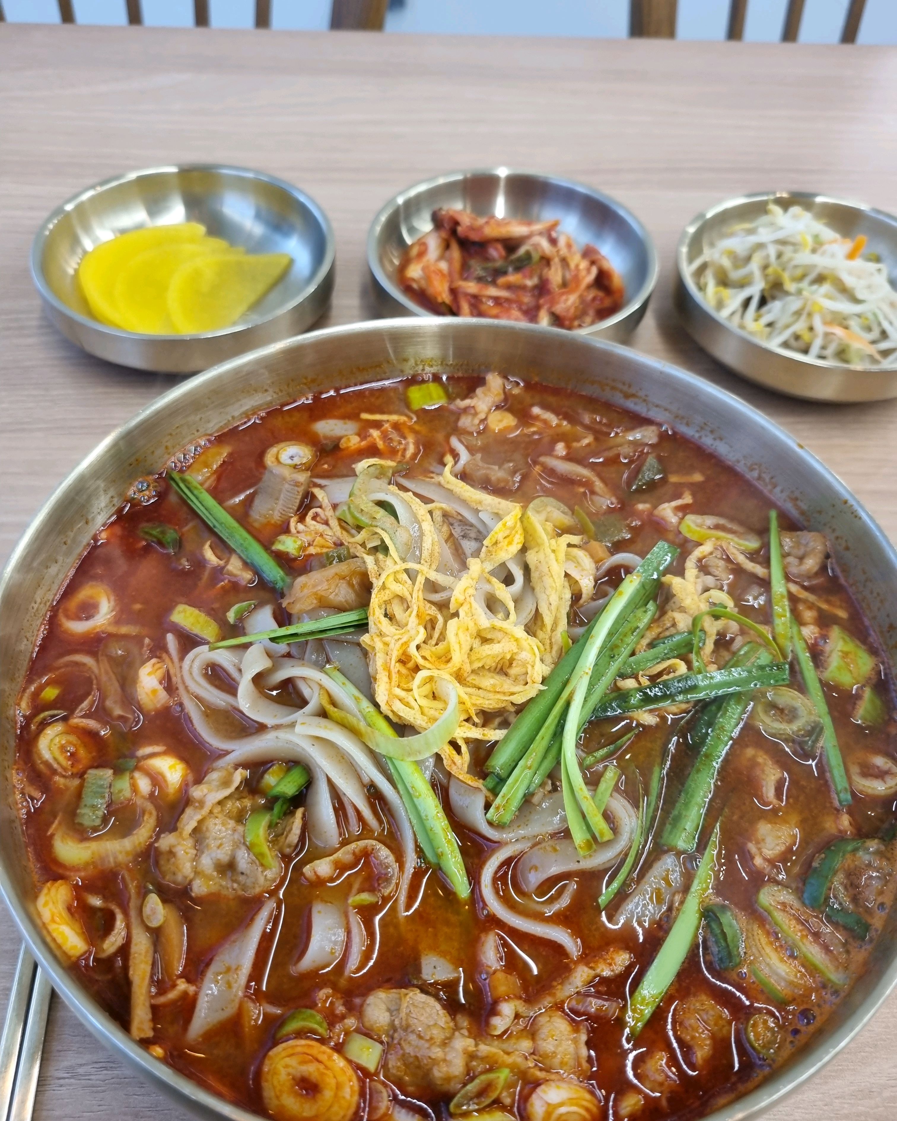 7가지 곡물로 만들어서 면이 쫄깃하고 면이 탱탱해서 너무 맛있고 소고기짬뽕칼국수가 얼큰하고