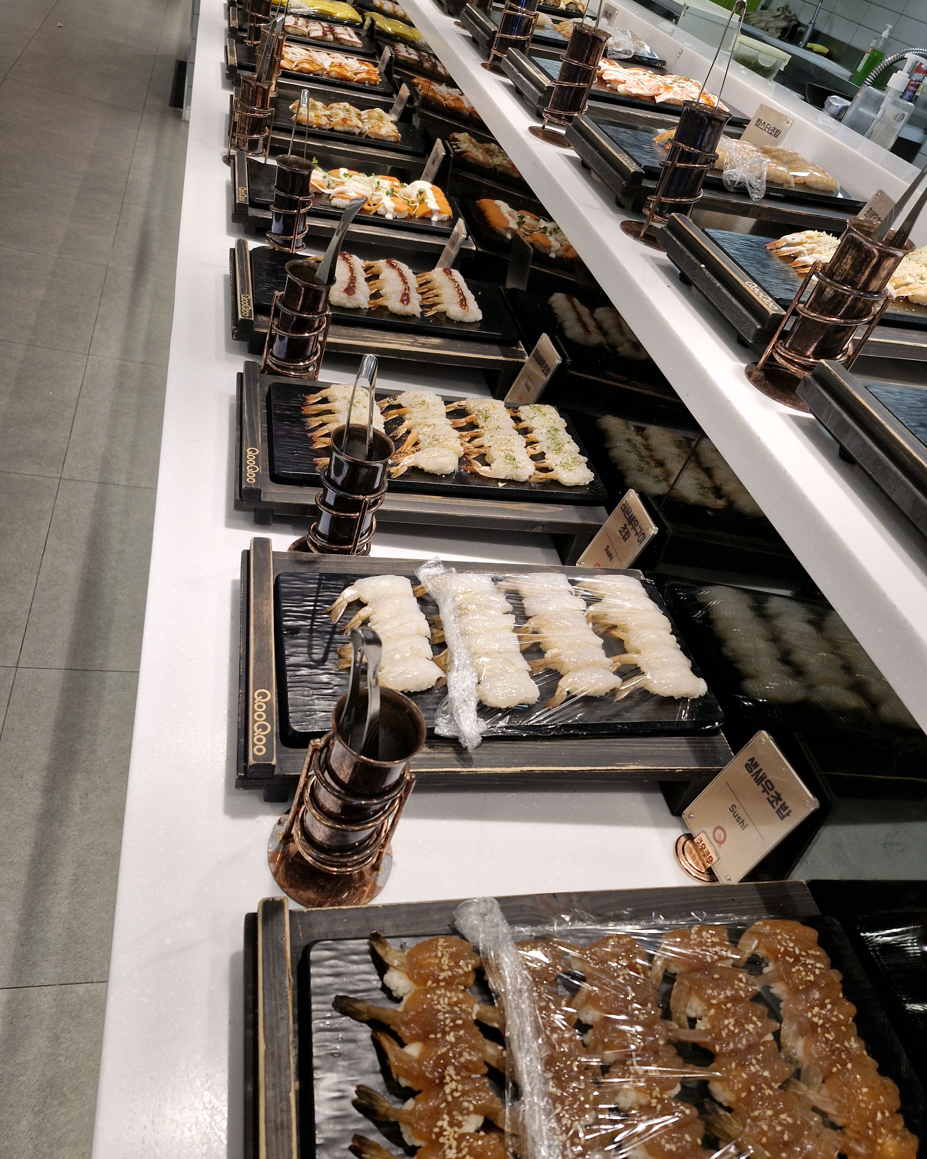 샐러드가 싱싱하고 음식이 대체적으로 맛있습니다. 창가에서 바다보는건 덤이네요. - 목포 북항 맛집 쿠우쿠우 목포북항점