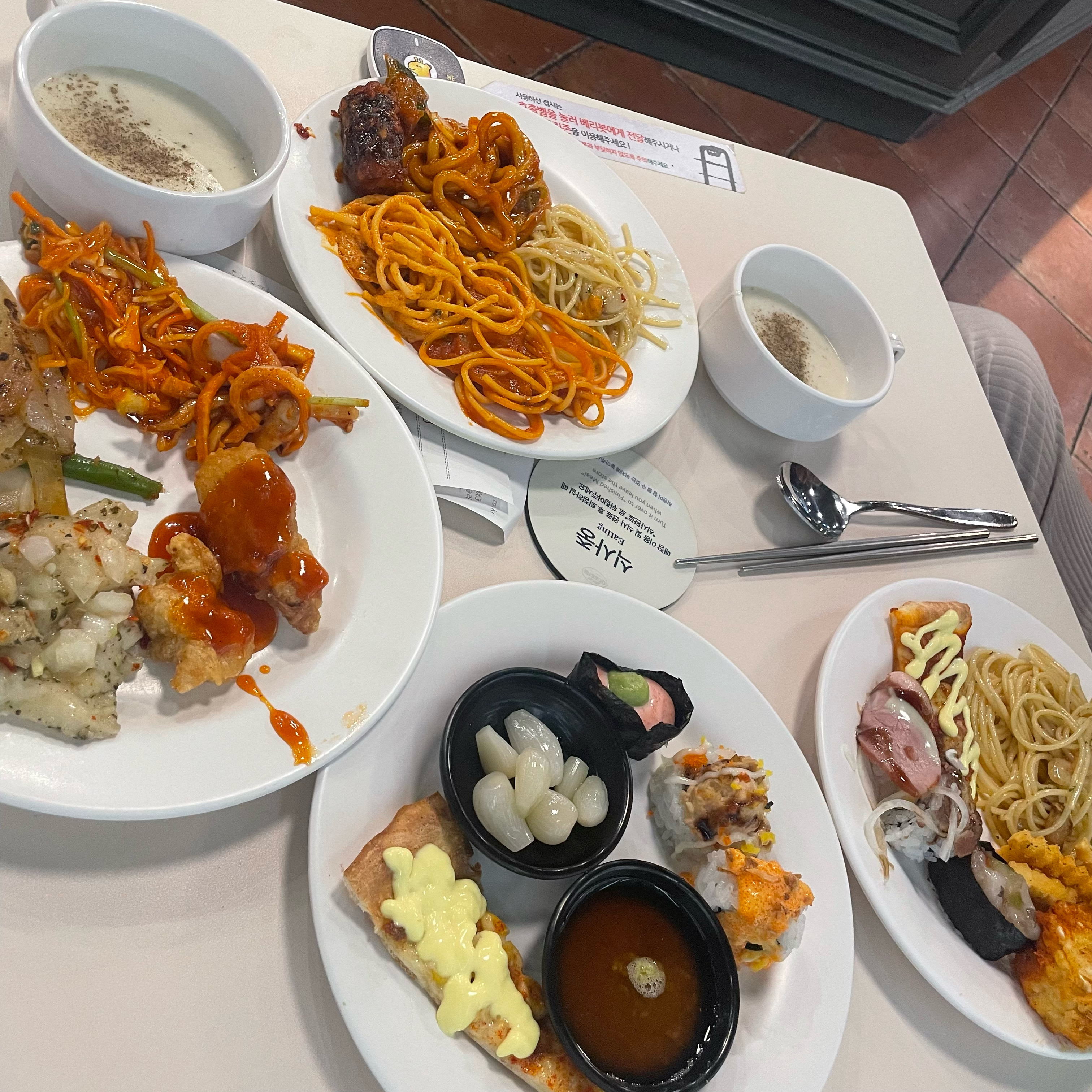 매장도 넓고 깨끗하고 런치에 왔는데도 다양한 음식이 많이 있네요 맛있어용 👍🏻👍🏻 - 불당동 맛집 애슐리퀸즈 갤러리아 천안점