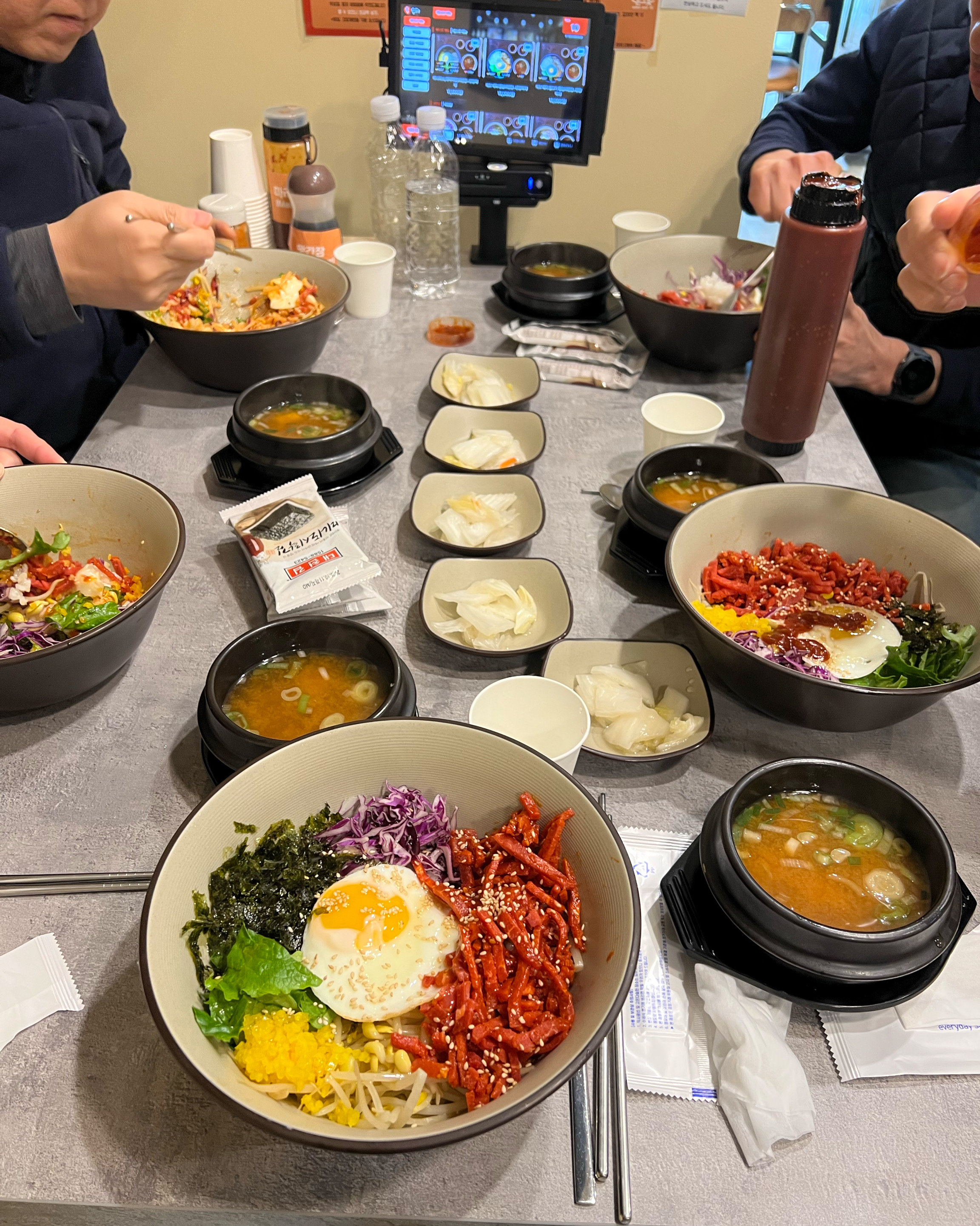 육비 맛있어요!! 재료도 신선하고 매장도 깔끔하고 음식도 빨리나오고 첫방문인데 만족스러워용