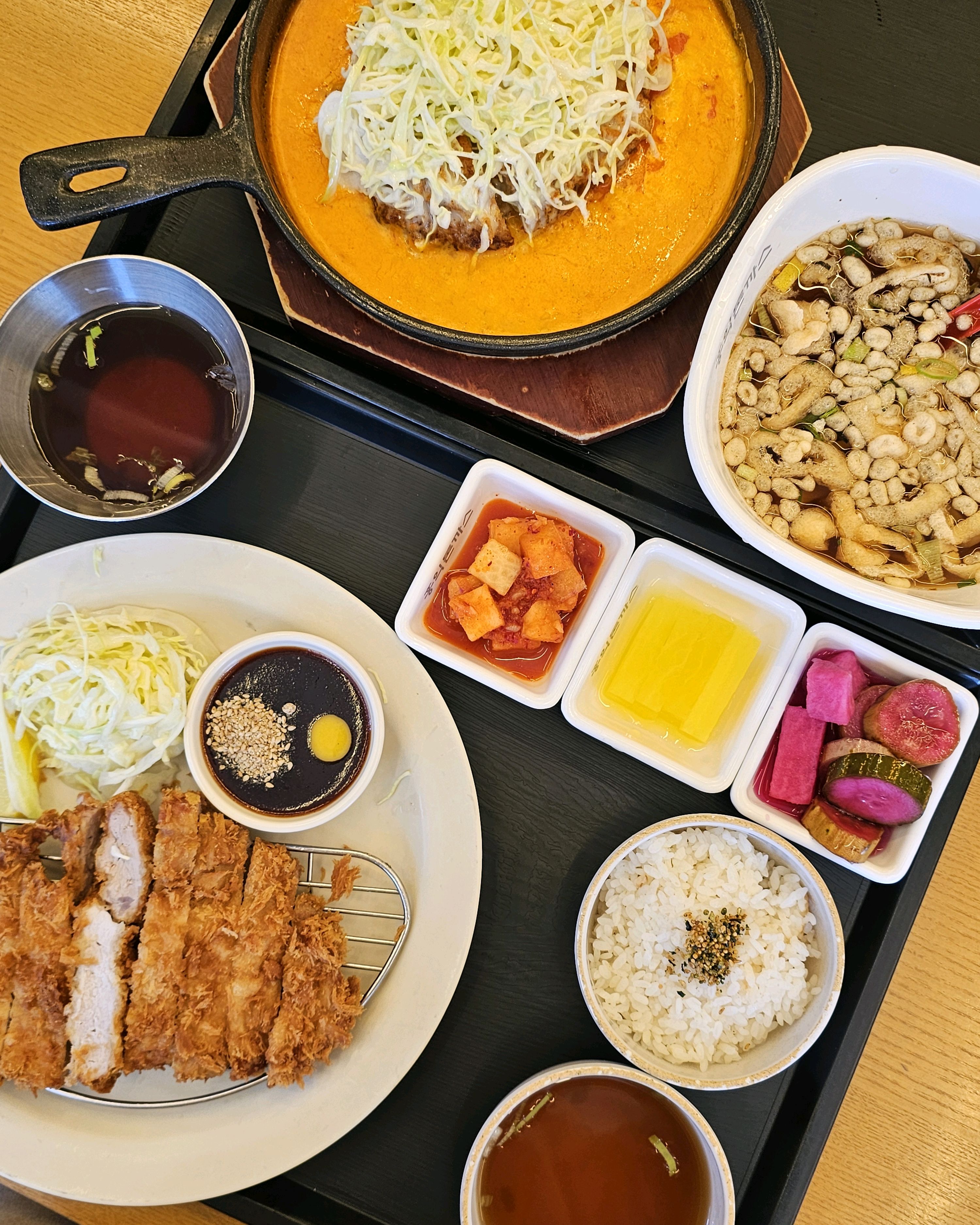 광주 시내 맛집 홍익돈까스! 충장로 맛집답게 접근성도 좋도 넓은 매장에 테이블 간 간격도
