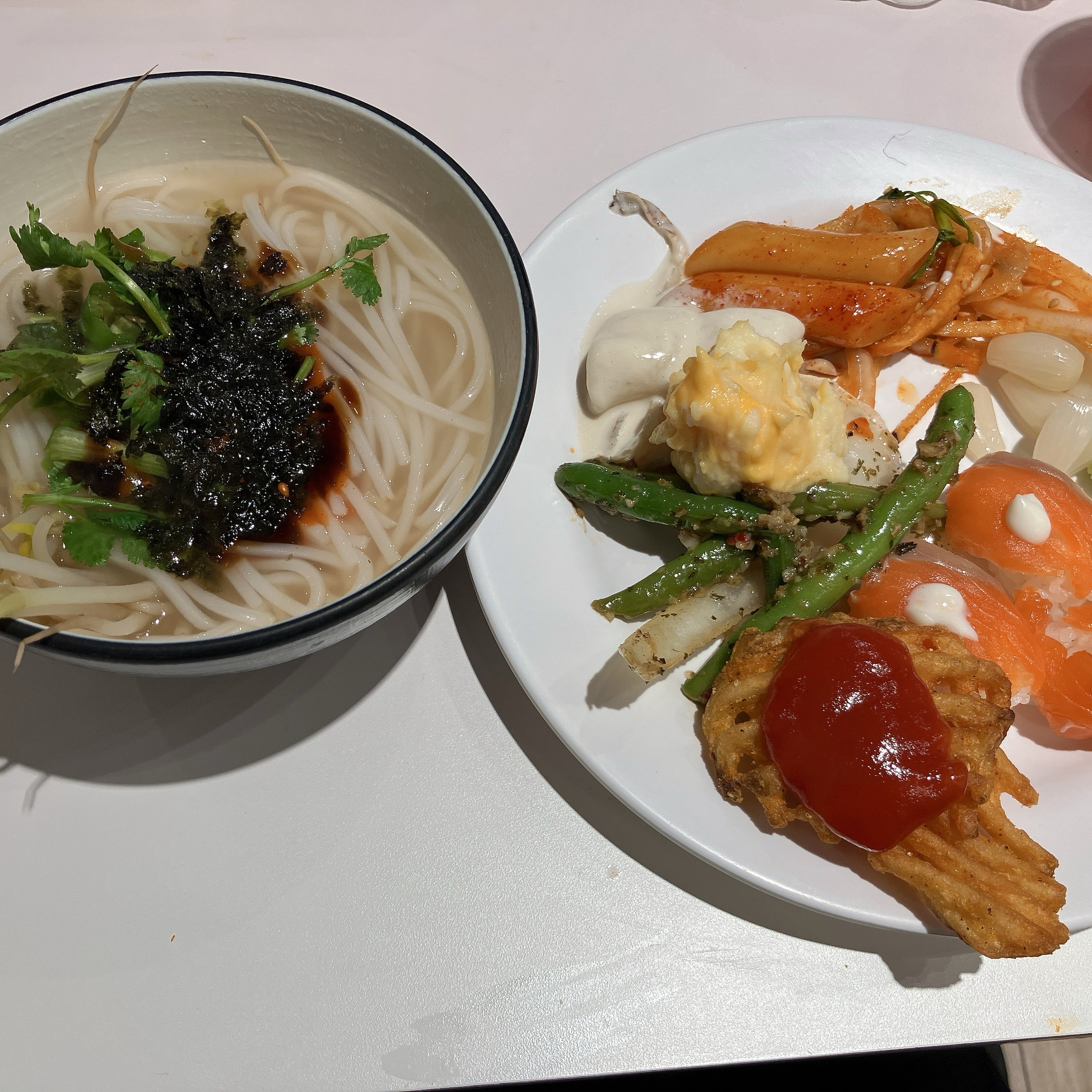 스시. 오니기리,군함, 초밥이 먹고 싶어 혼자 방문했습니다. 종류도 많고 샐러드류가 전체적