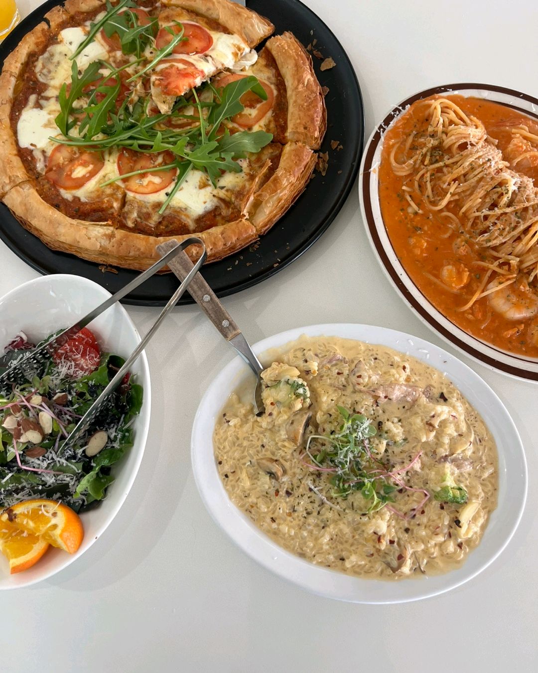 위치가 좋고 세트구성도 잘 되어있어 둘이 와도, 단체로 와도 좋을 것 같아요. 피자 도우가