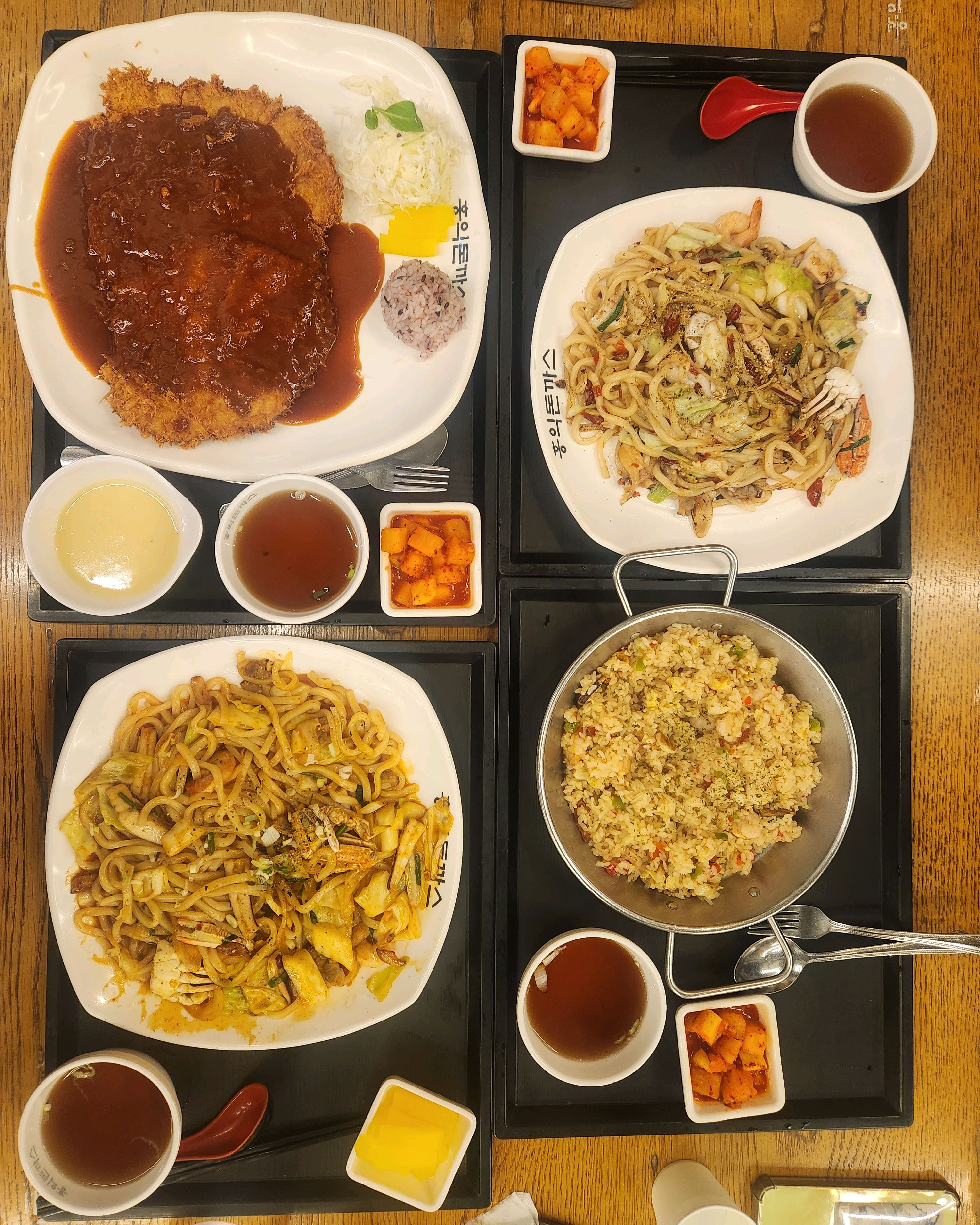 테이블이 오래된거같아 맛집같은데 해물우동이 맵기만하고 감칠맛이 안나네요 ㅡㅡ - 광명 밤일마을 맛집 홍익돈까스 광명점