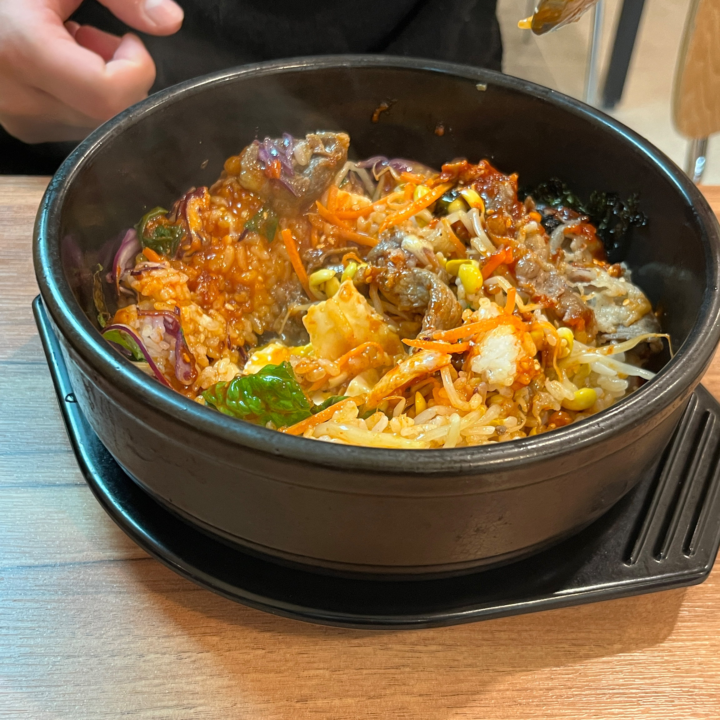 직장 근처라서 점심 먹으러 왔는데 양도 많고 너무 맛있네요 매장 안도 깔끔하고 예뻐요 편안
