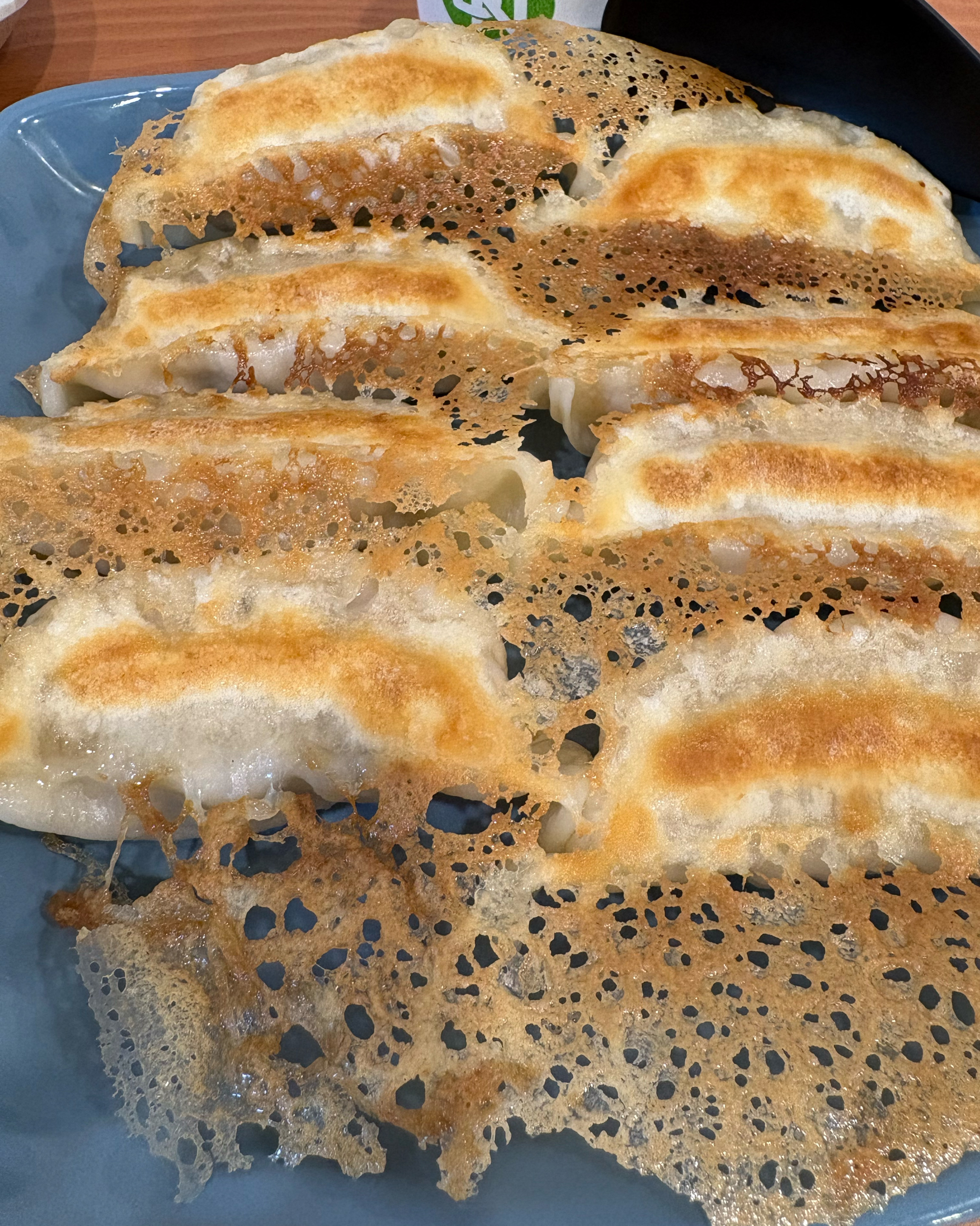 육즙 가득한 교자와 량뺭면 먹었습니다 교자도 정말 맛있었는데 량뺭면의 그 특이한 맛이 계속