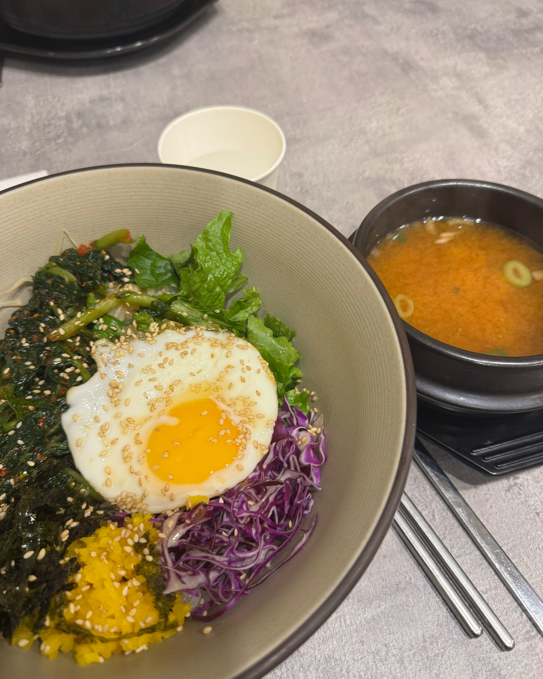 회사 동료분들과 점심에 비빔밥 땡겨서 먹으러 왔어요! 매장도 넓고 깨끗하고 비빔밥도 엄청
