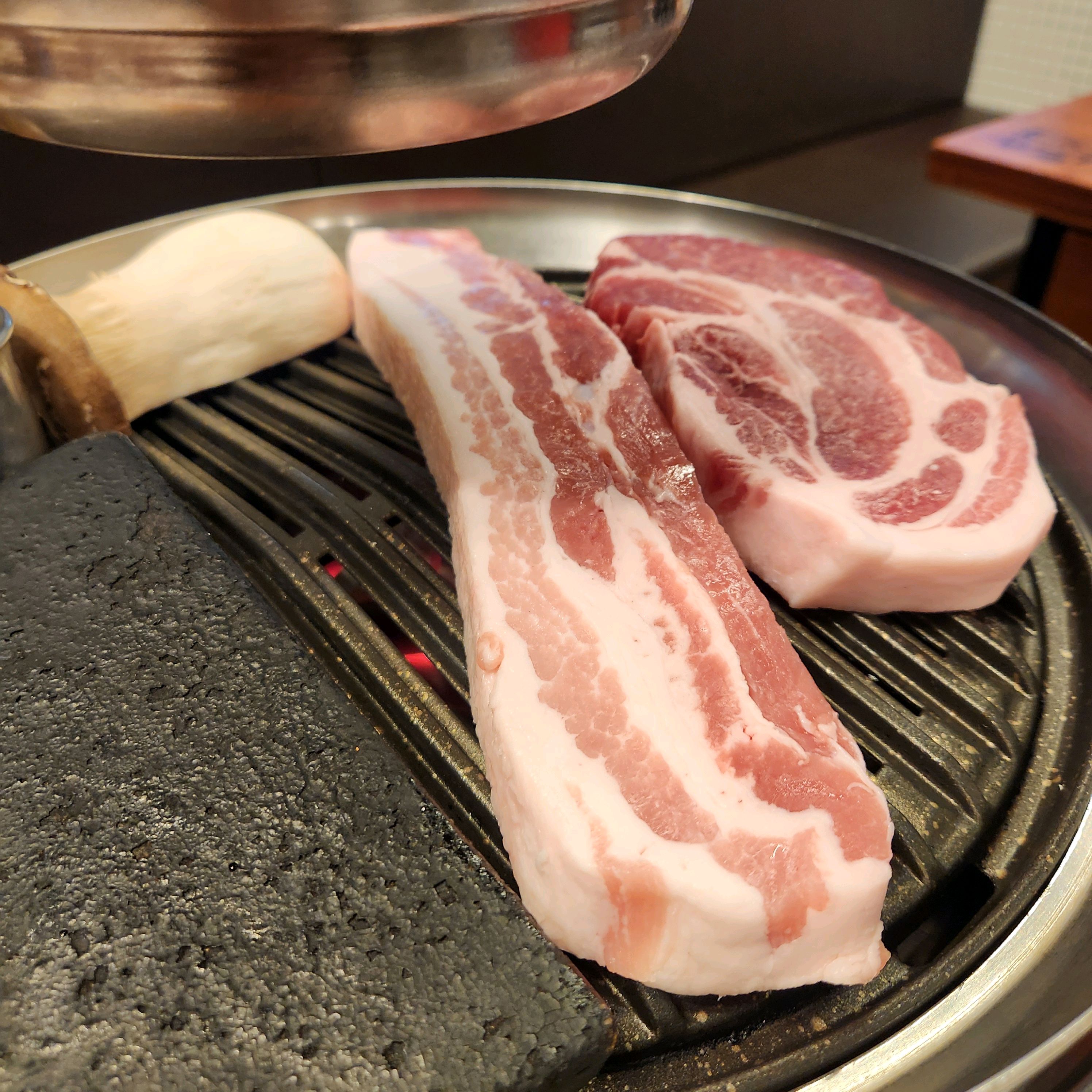 고기가 맛있고, 반찬이 잘나와요! 직원분이 직접 구워주셔서 먹기도 편해요! 굳굳, 다음에