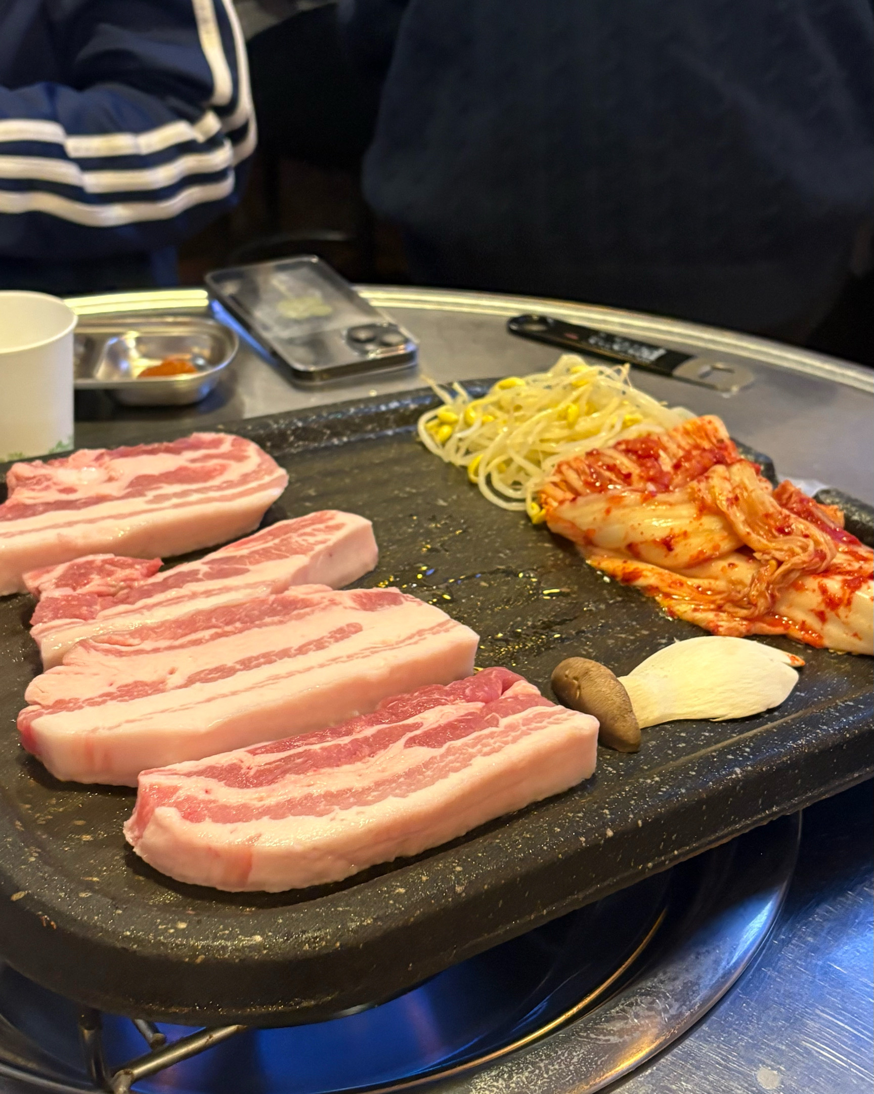 맛있는 삼겹살과 친근한 서비스가 인상적이었어요! - 성수동 가성비 좋은 감성 데이트 맛집 청춘고깃간