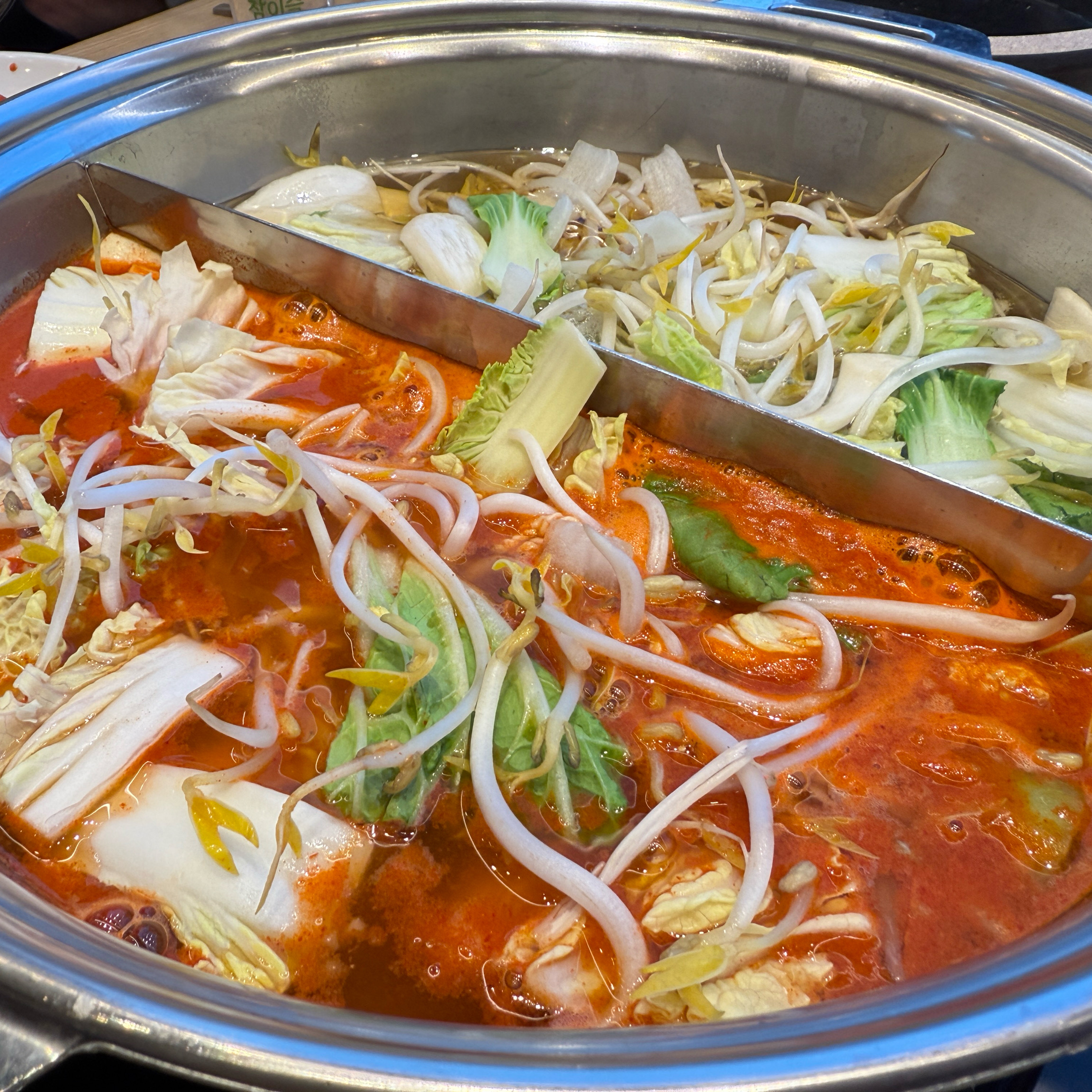 육수 2개 선택하고 고기 무한리필, 야채와 버섯 등 월남쌈으로 푸짐하게 먹을 수 있음, 고