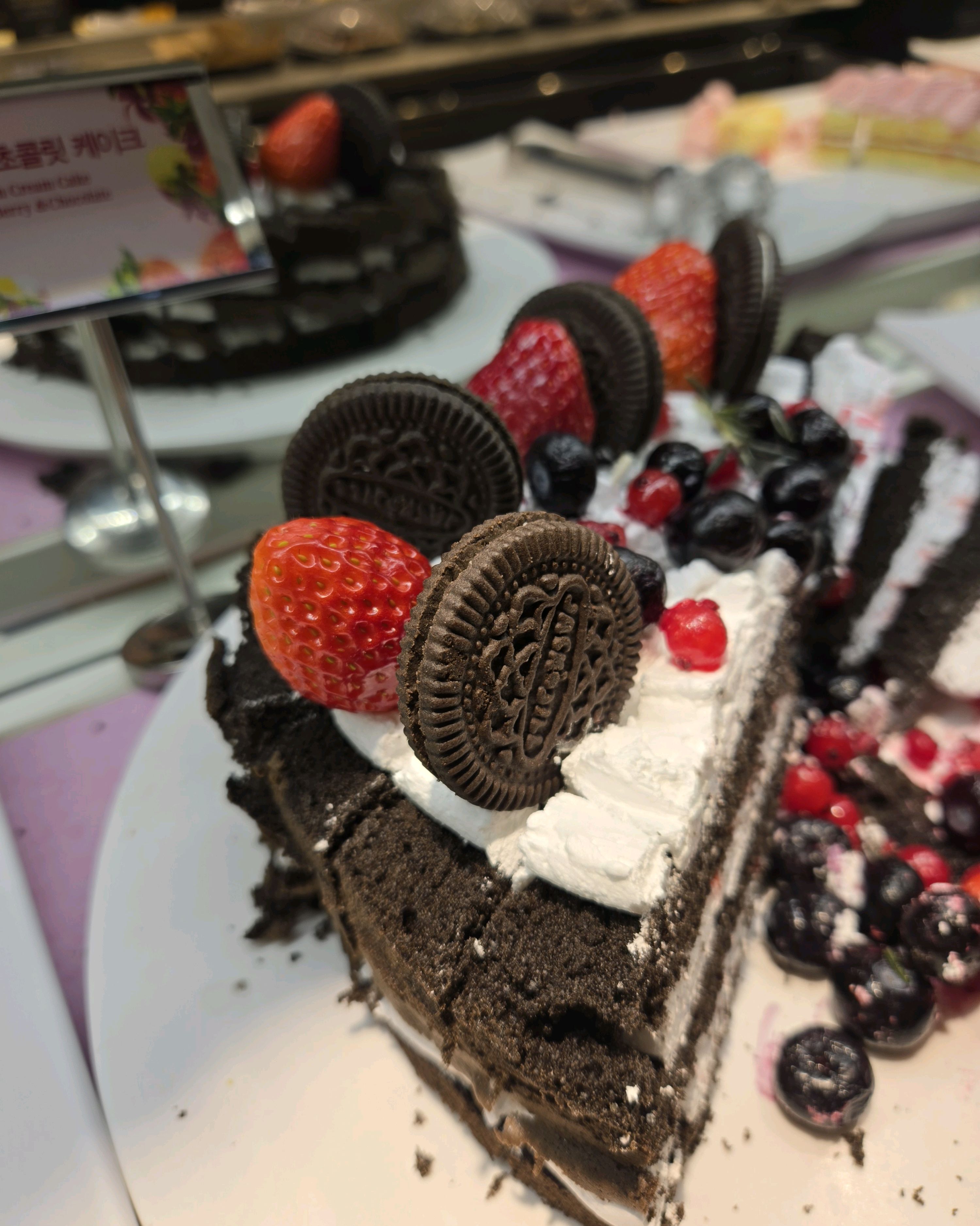 딸기시즌일때 갔었는데 다 만족하고 맛있었어요!  남자매니저님이 빠릿빠릿하게 일도 잘하시고 