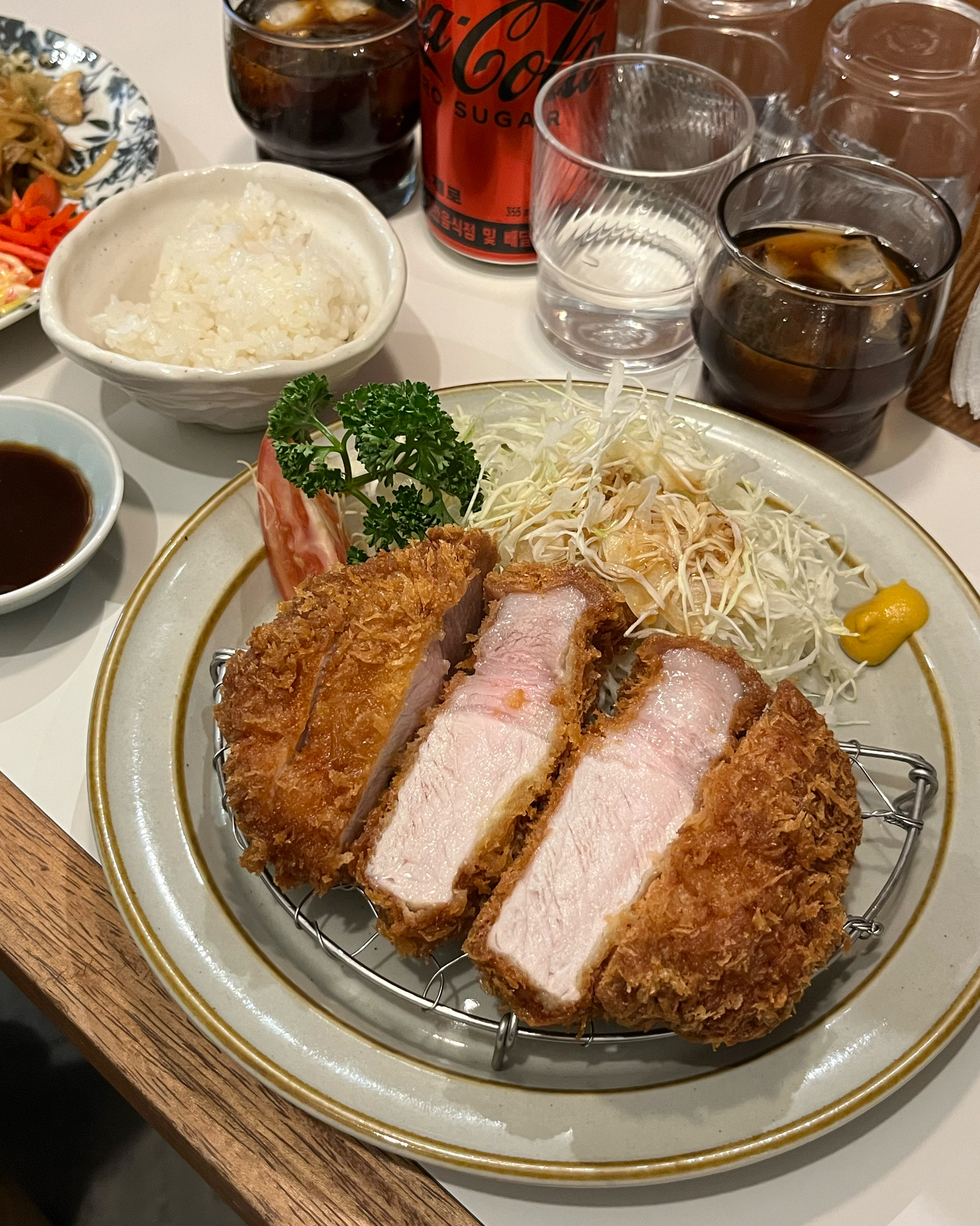 돈가스 맛있다는 말에 방문했는데 정말 망원합정 유명한 가츠 맛집들보다 더 맛있네요 너무 행