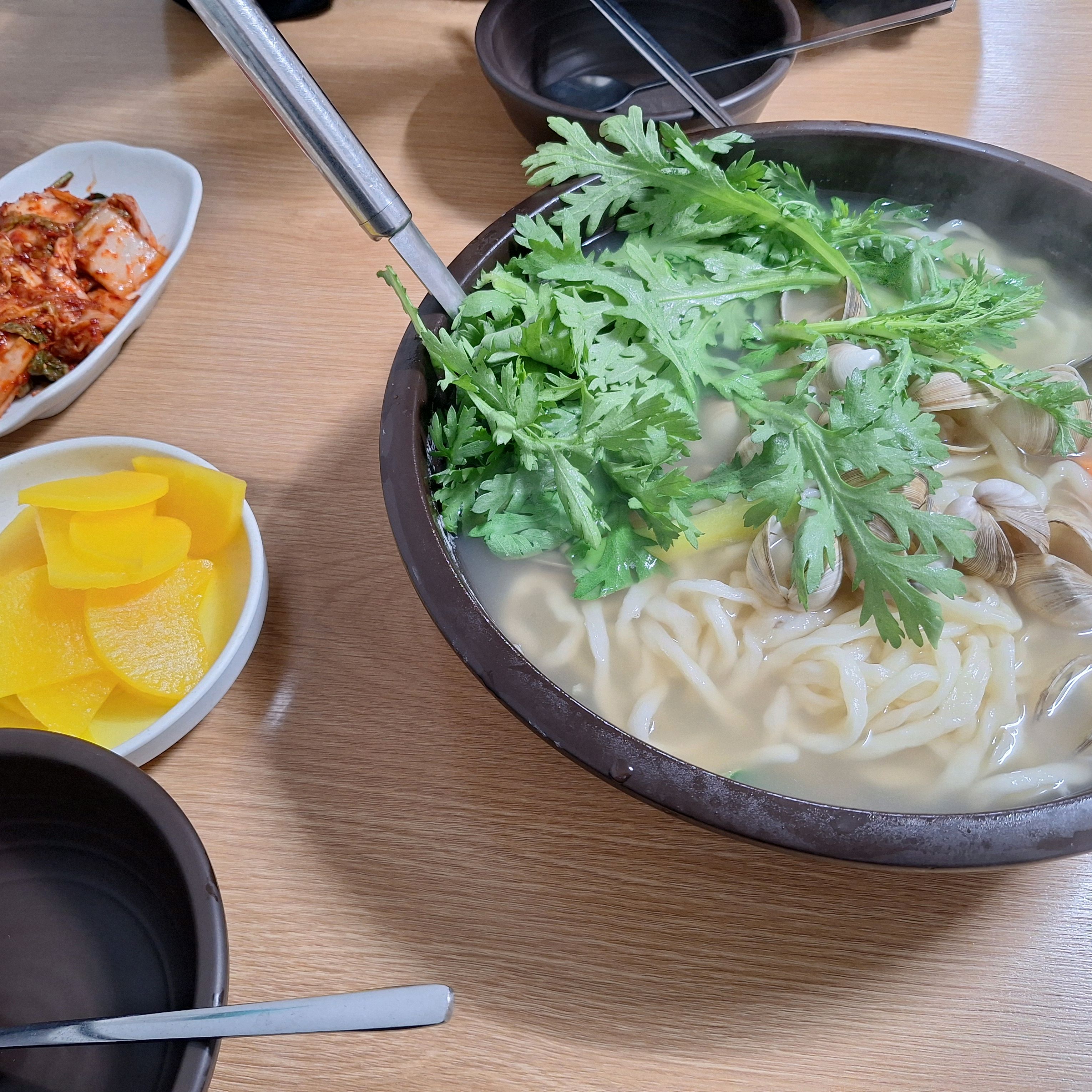 오늘은 점심에 단체손님이 많아서 대기가 조금 있었습니다! - 대전 맛집 신선 칼국수