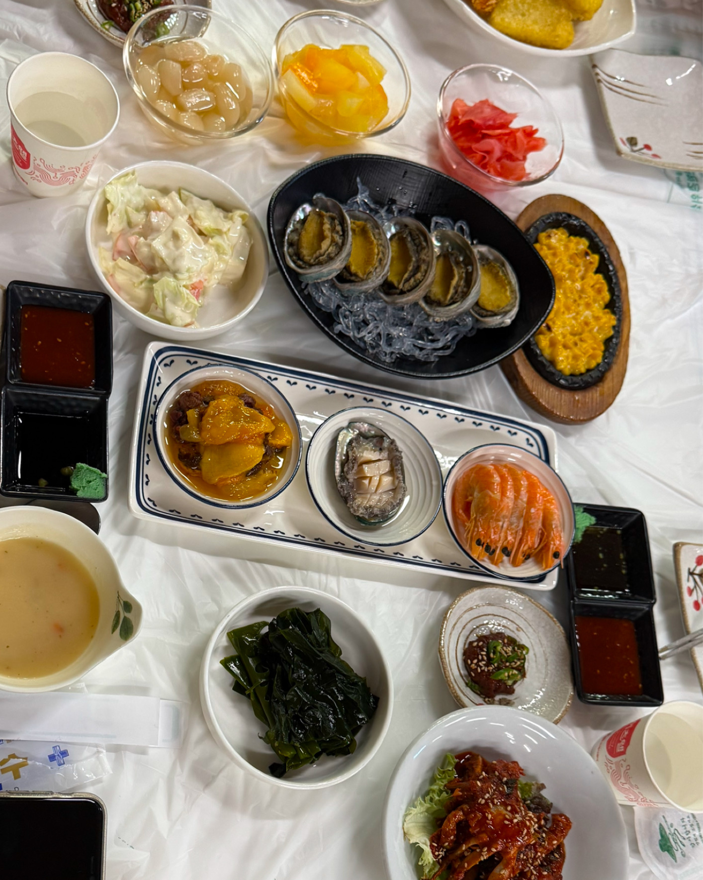 강릉 여행왔다가 횟집 돌아다니다가 들어왔는데 스끼도 엄청 푸짐하고 회도 풍성해서 배부르게
