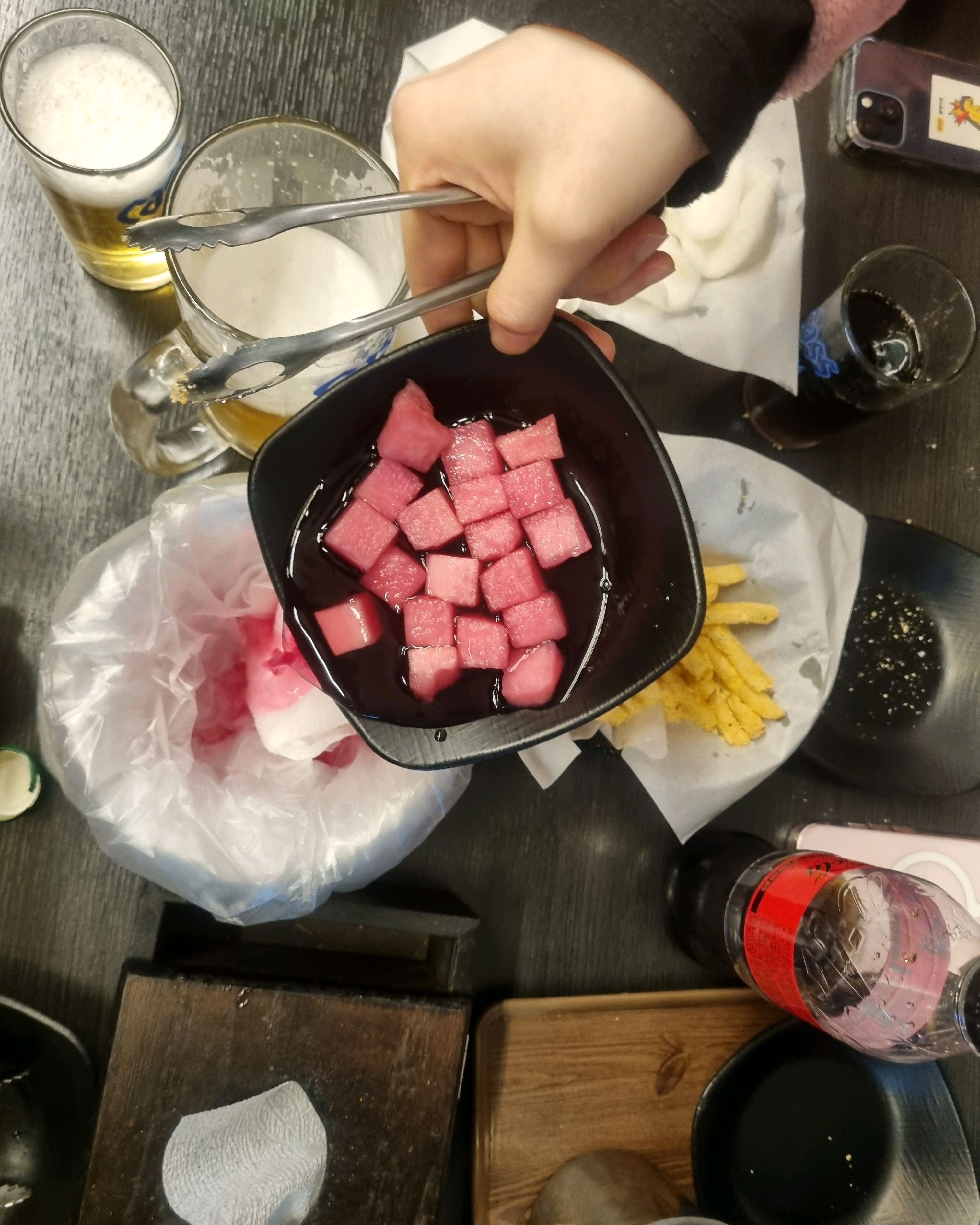 메인메뉴나오기전에. 맛난튀김먹어요 다양한소스와 닭 튀김종류가 많아요. 가족의 나이무관하
