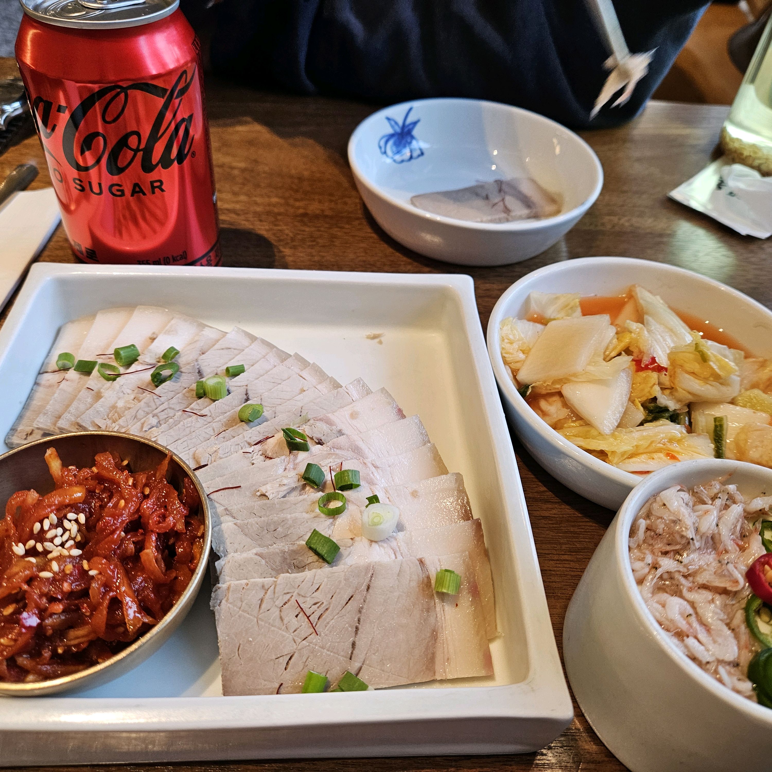 사람 많이 없어서 금욜 저녁에 데이트하기 좋았어요! 맛있고 음식이 빨리 나왔습니다~~ - 서교동 맛집 서관면옥 홍대점