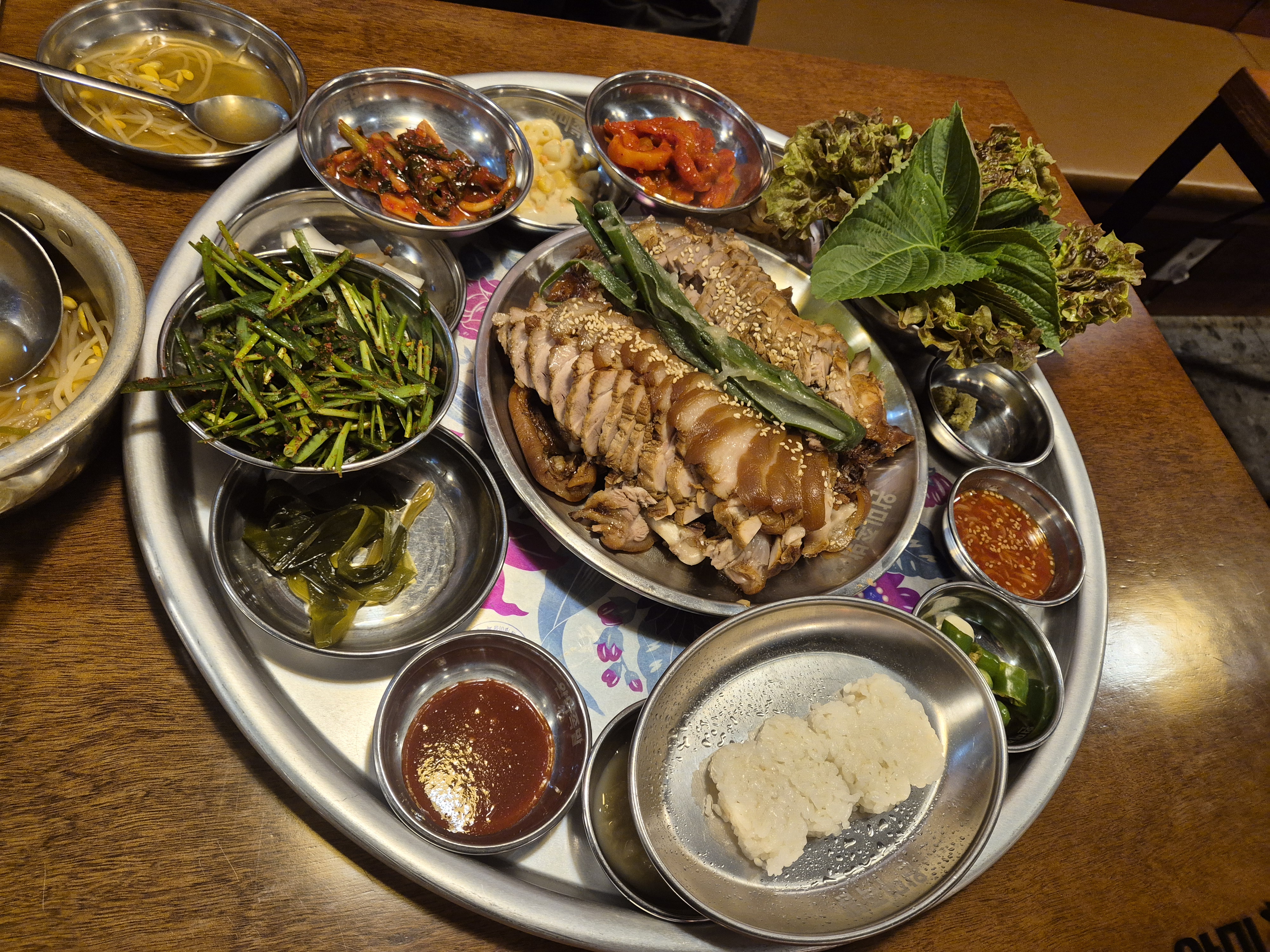 주말이라 외식~~남도식 한상 시켰는뎌 - 부산정관 완미족발 부산정관점