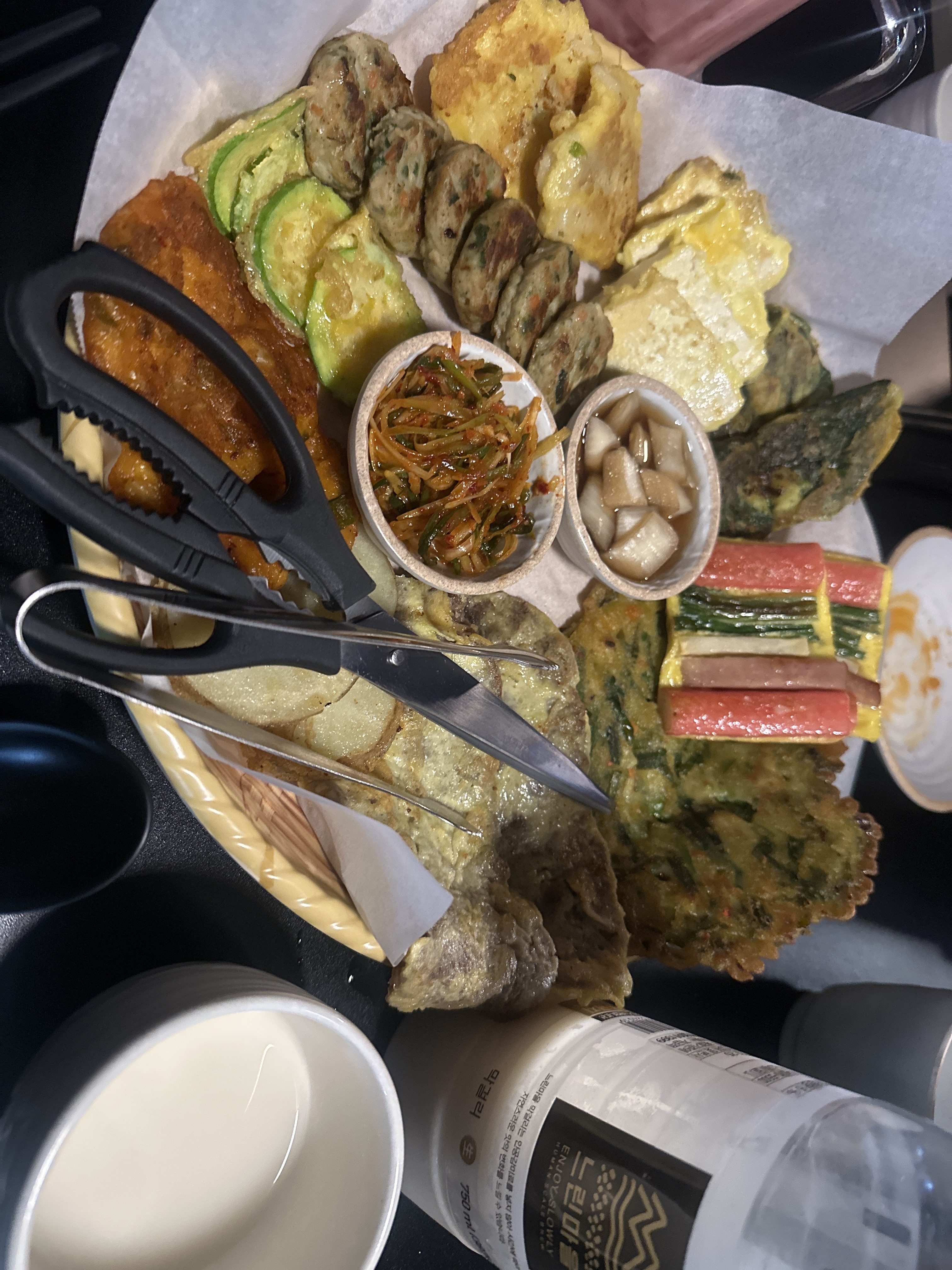 친구랑 비 오는 날 한 잔 적시러 왔습니다 ㅎㅎ 맛있는 안주랑 막걸리 한잔 하니 너무 좋네