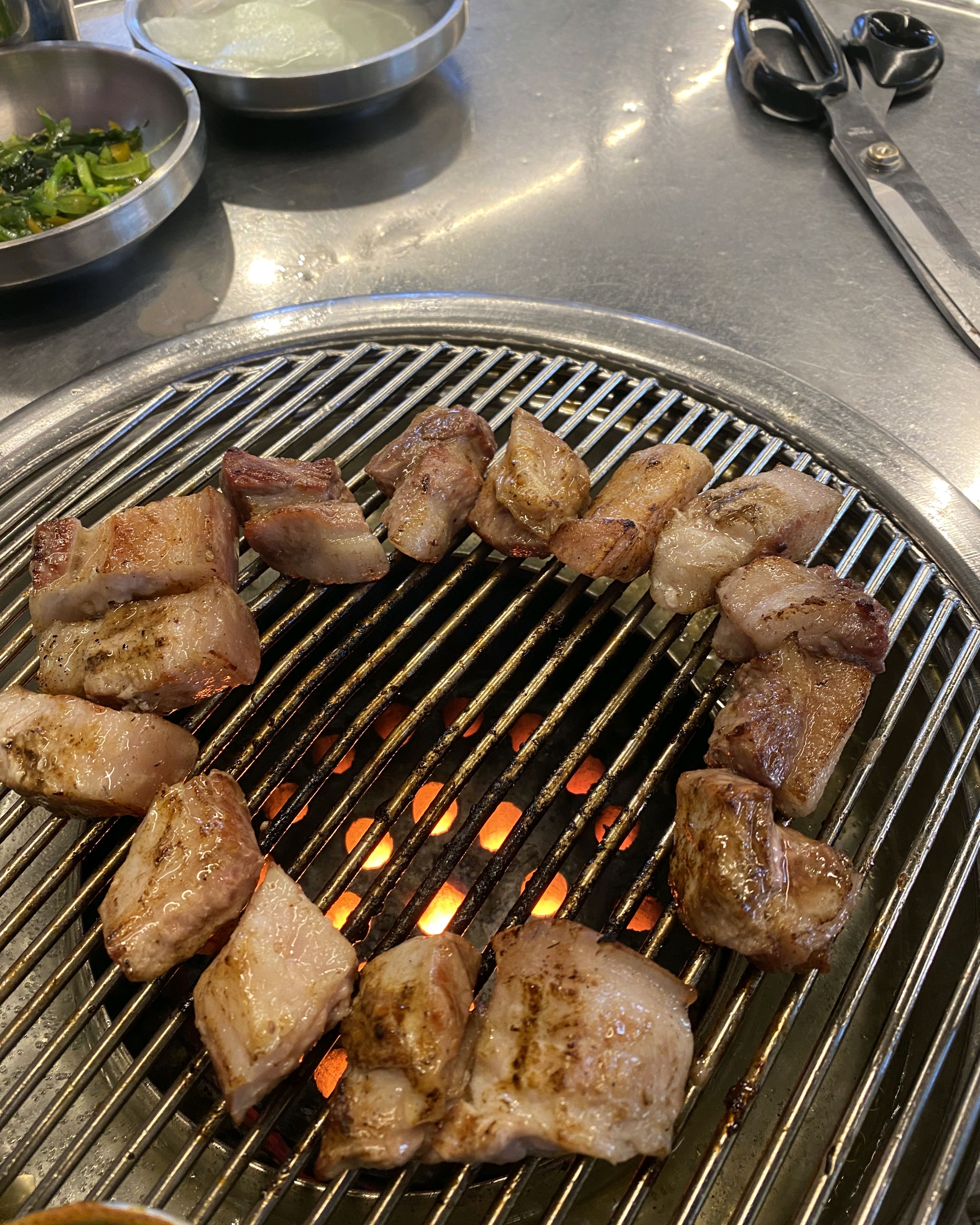 직접 구워주셔서 편하고 맛있게 먹었습니당!! - 천호동 맛집 돈사돈 강동직영점