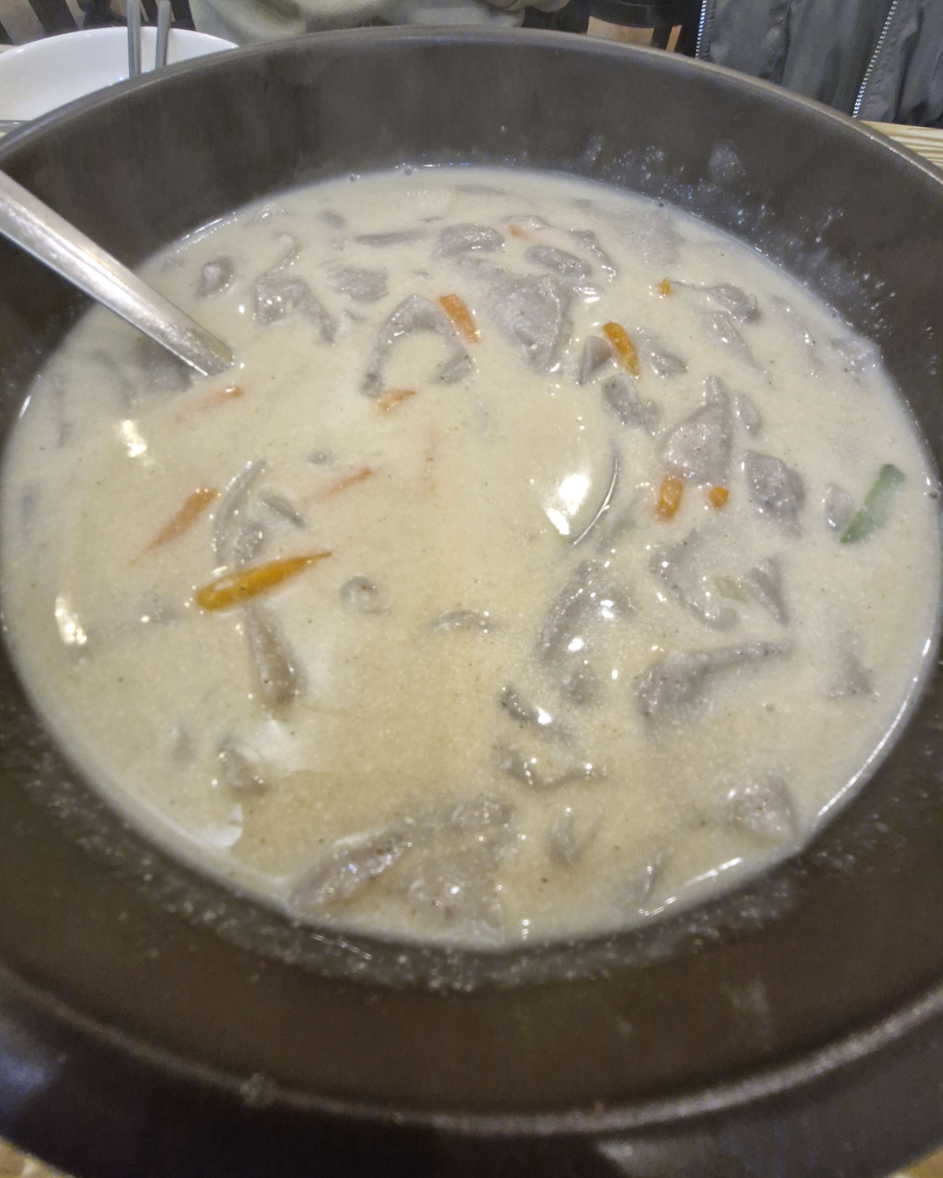 들깨수제비 국물이 정말 시원하고 담백합니다 김치도 너무 맛있구요 직접담궈주니 믿고 먹을 수