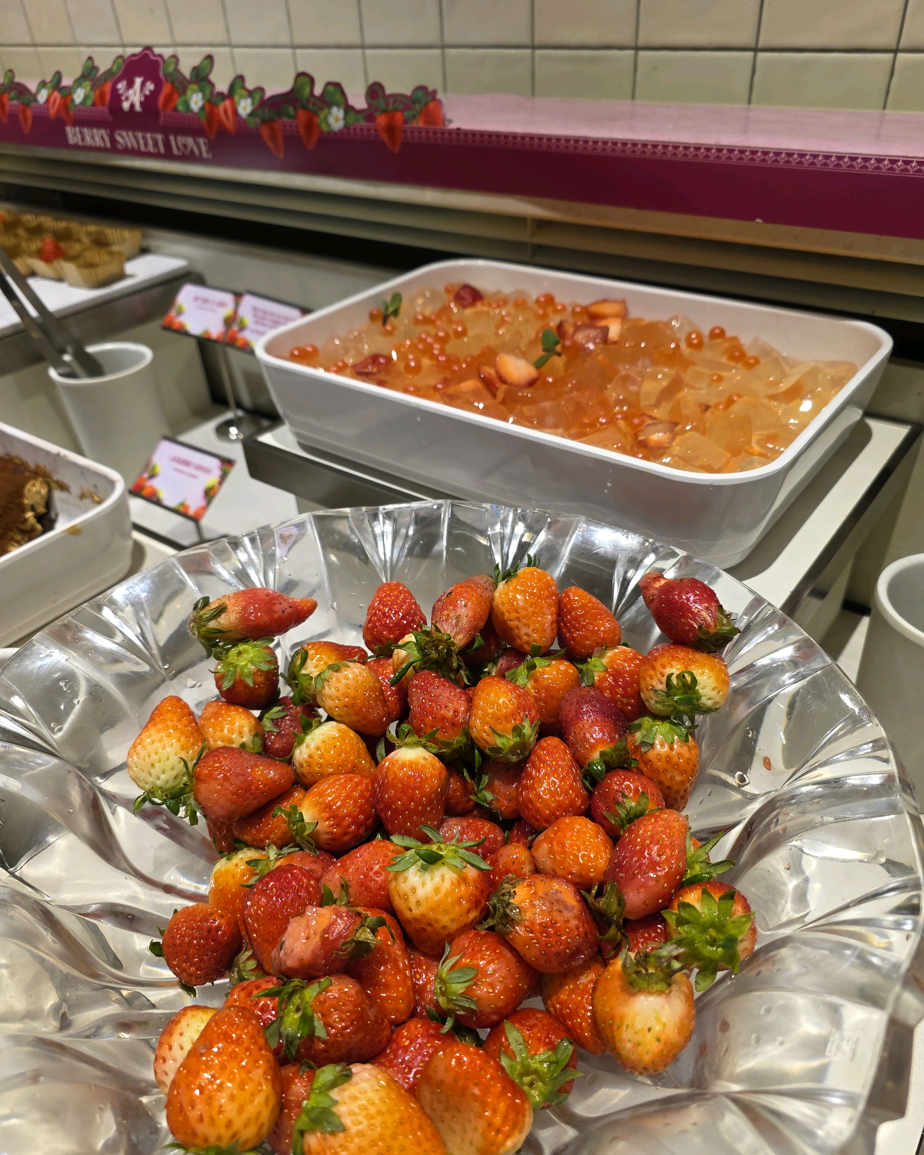 지난번엔 딸기 상태가 아쉬웠는데 이번엔 싱싱하고 좋았어요 ^^ - 창동역 맛집 애슐리퀸즈 창동씨드큐브점