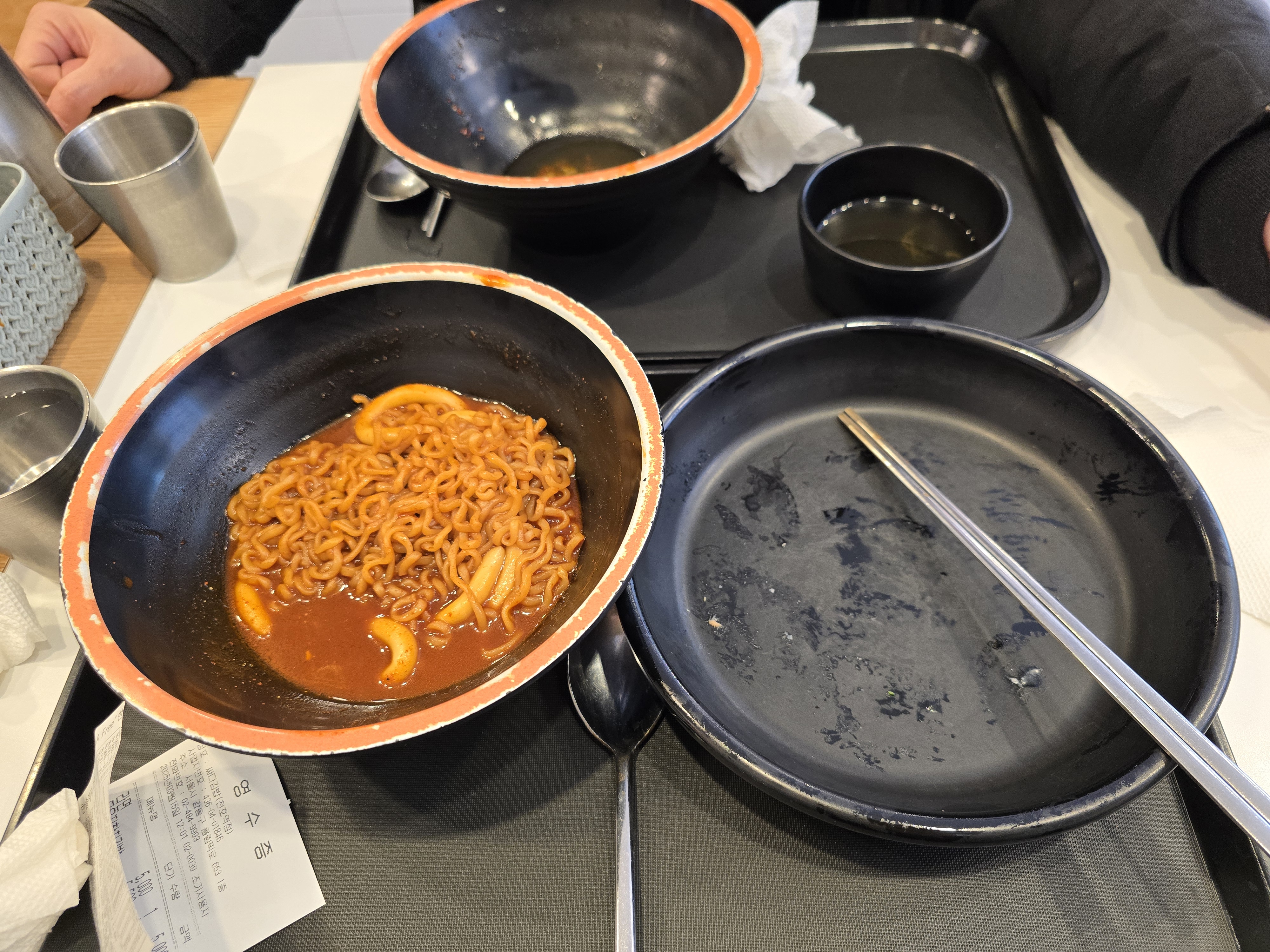 짜장라볶이는 정말 최악이었어요... 짜장향도 맛도 전혀없고 지금 다른 메뉴는 다 먹은 상태