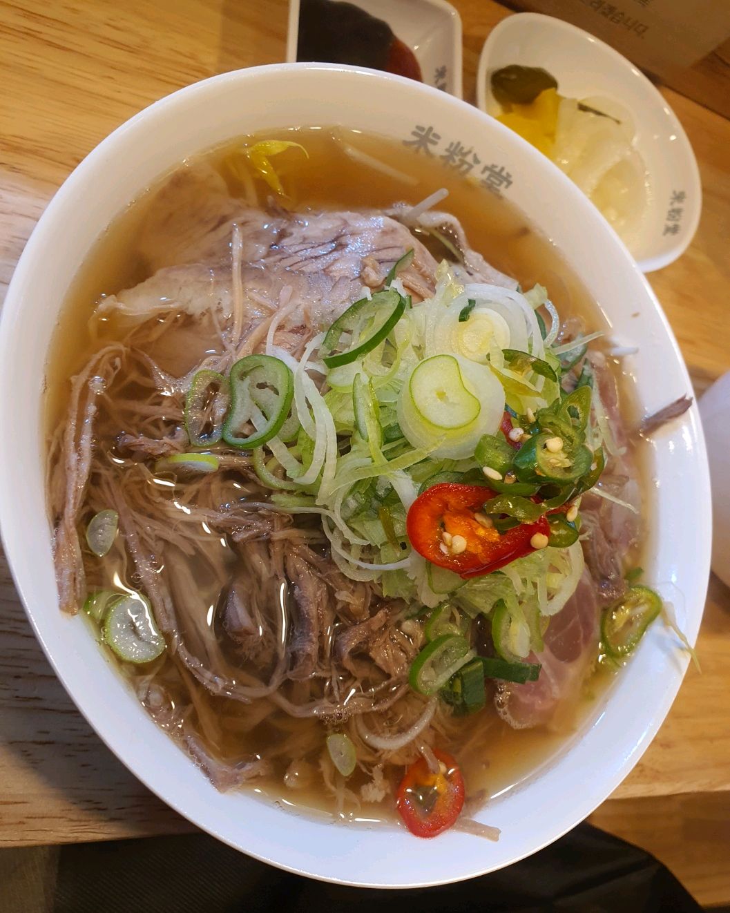 지난번에 갔다가 너무 만족해서 오늘은 비도 오고 쌀국수 생각나 또 갔네요. 브레이크타임 걸