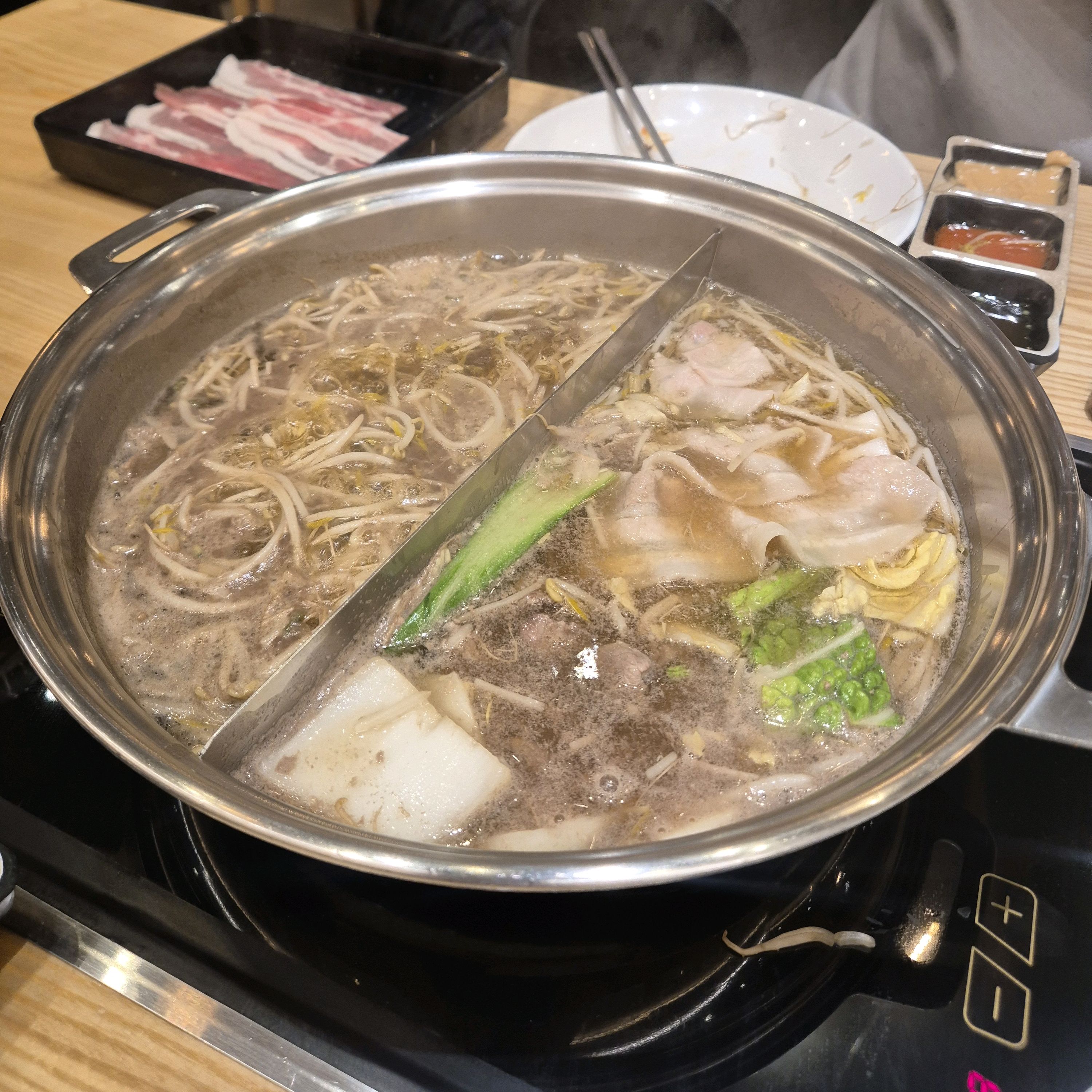 모처럼 샤브샤브 엄청 맛있게 먹었어요~ 매장과 고기사진을 안찍었네요ㅋㅋ 소스 종류 많고,