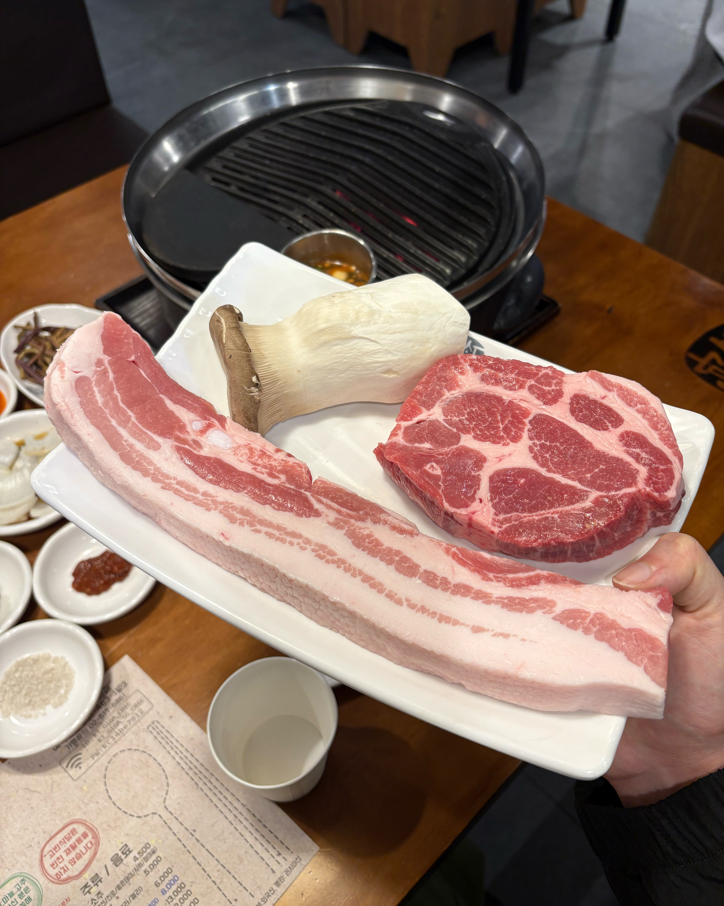 친구랑 맛난 고기 먹으러 방문했는데 생각보다 양이 넘 푸짐하고 반찬도 잘 나와서 되게 만족