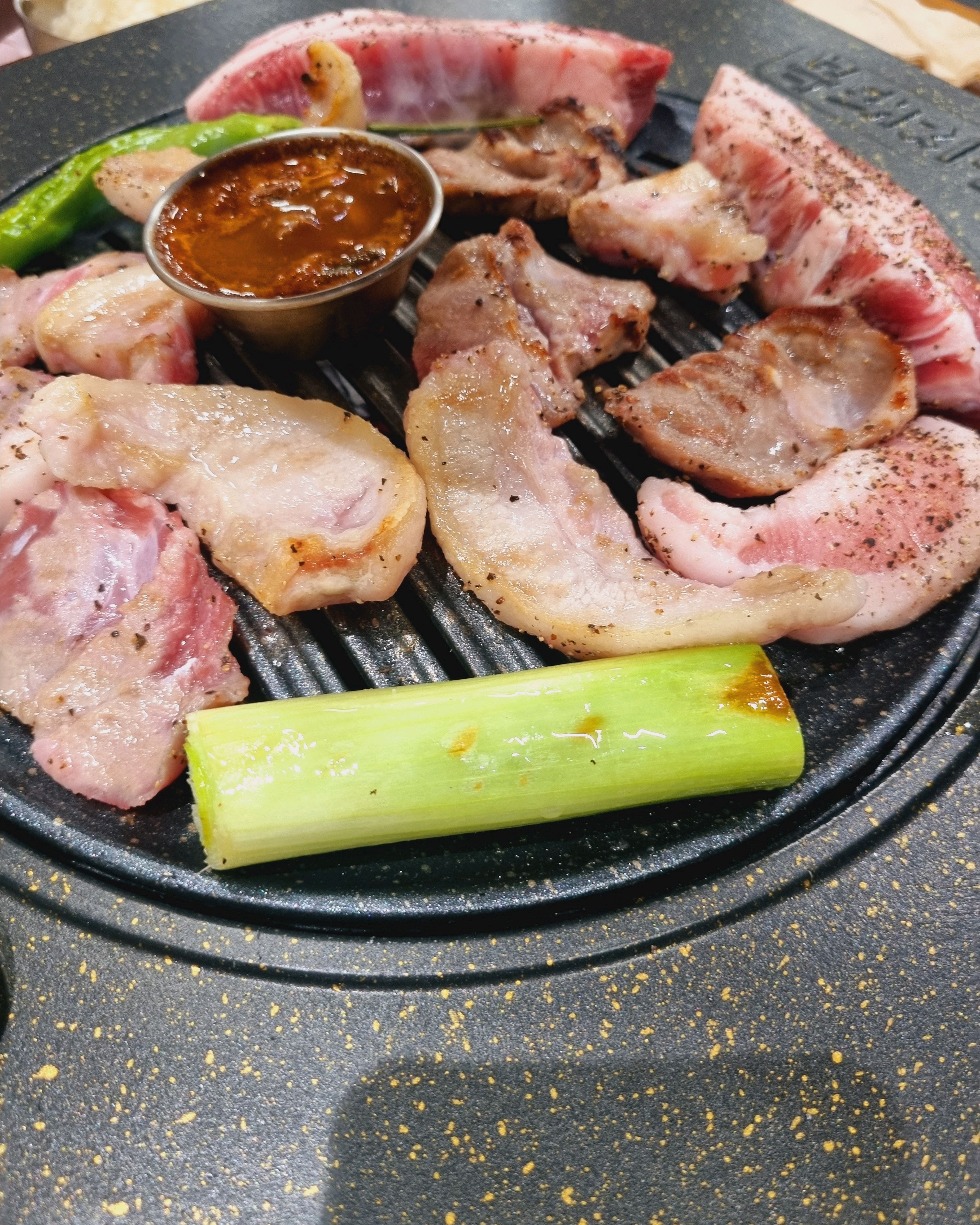 고기 질이 너무 좋고 진짜 양이 많네요. 가성비 만점인 식당입니다. 추천해요 - 불당동 맛집 복돼지집