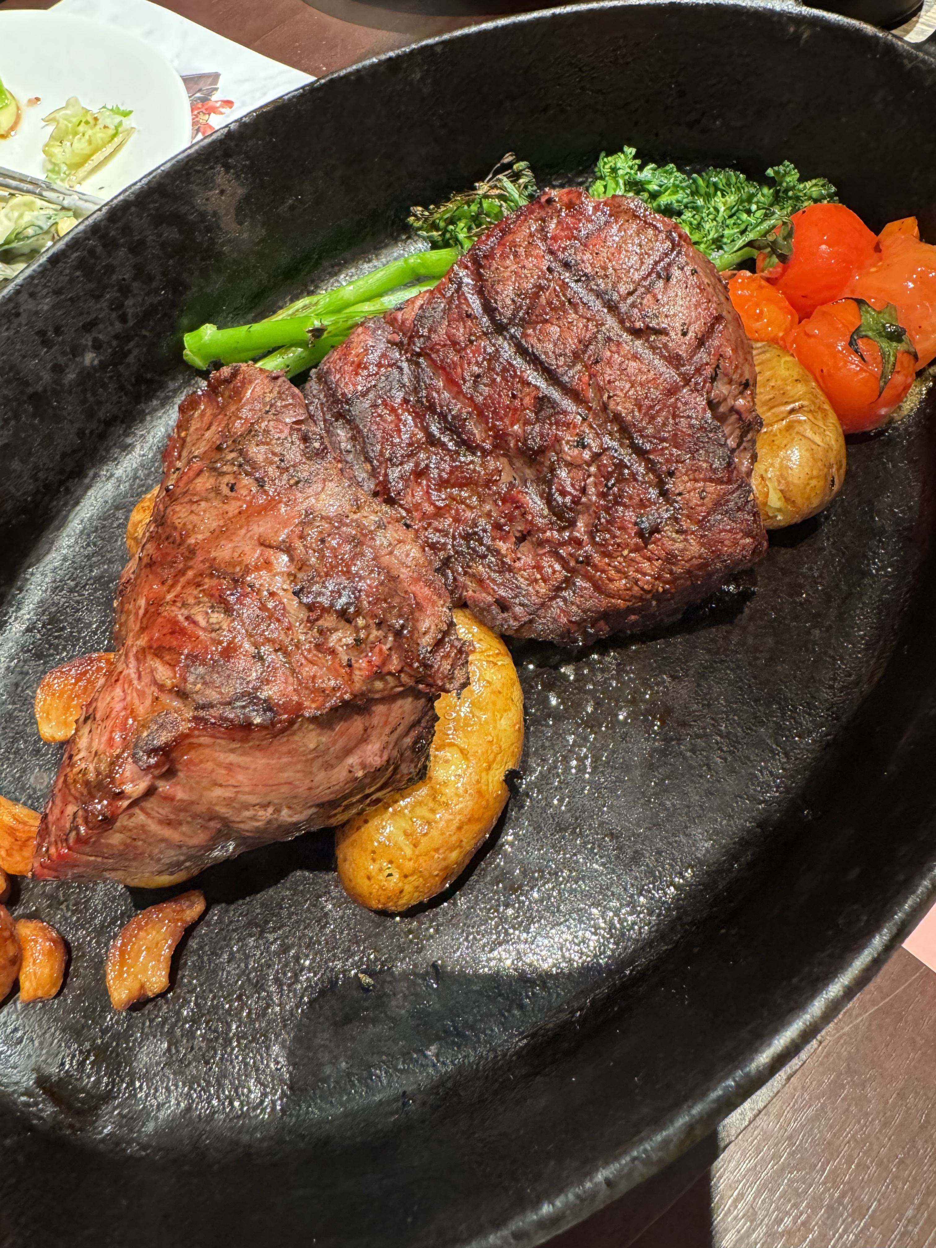 기념일이자 특별한 날이라 스테이크 시켜서 먹엇는데 너무 맛이없네요 겉에는 바싹 익히고 속엔