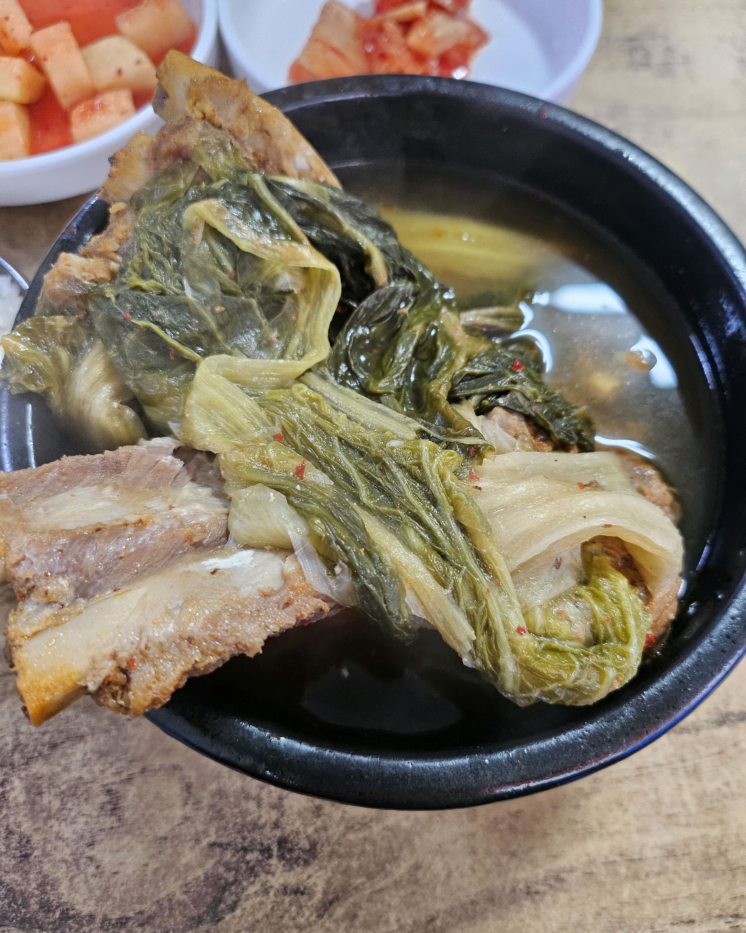 해장국 기본으로 먹었고 슴슴하고 담백하면서 맛있는 된장국 같은 느낌인데 뭐지 싶으면서도 계