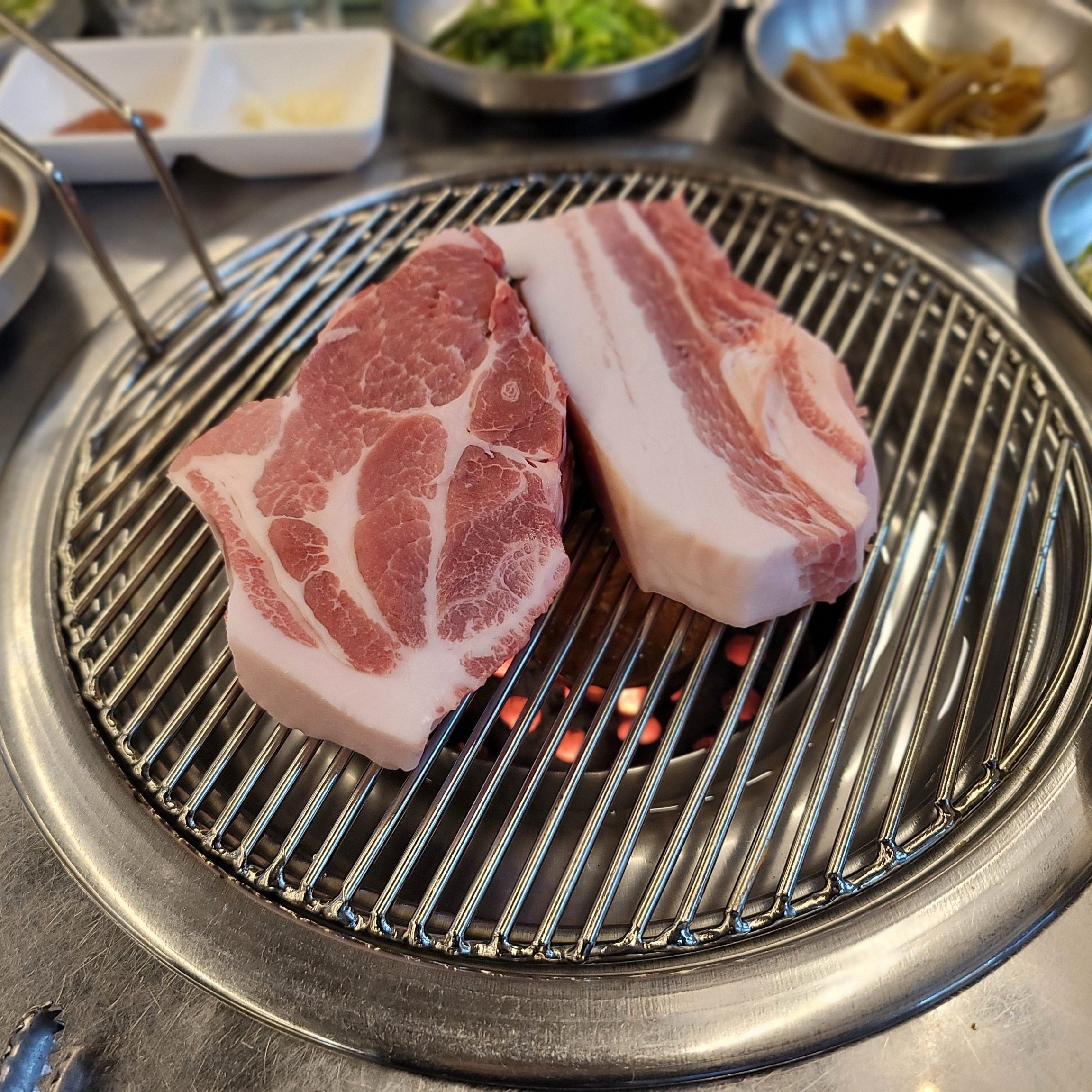 정말 친절하시고 고기도 직접 구워주셔서 편하게 먹고 왔어요 😍 - 천호동 맛집 돈사돈 강동직영점