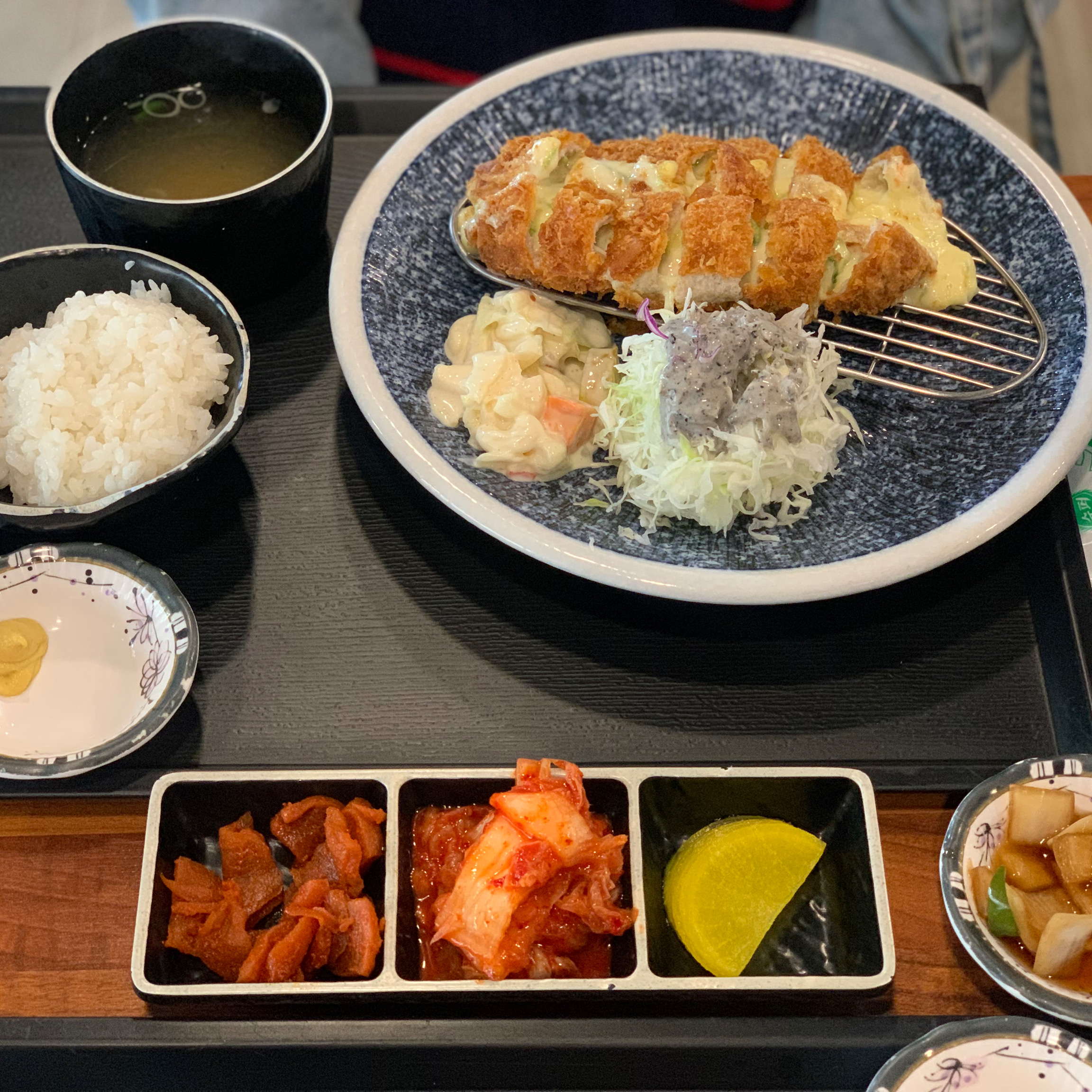 엄마랑 망원에 놀러왔다가 돈까스 먹고싶어서 방문하였습니다😁 여긴 치즈안에 야채를 넣어서 치