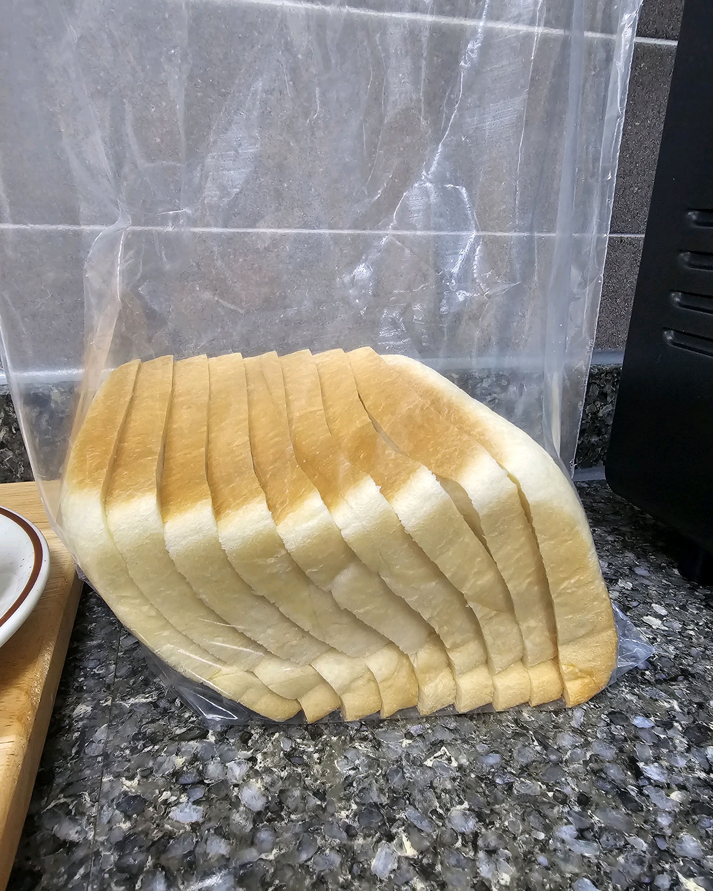 1.2cm 두께로 구매해서 당일에 바로 샌드위치 만들어 먹으니 너무 부드러워 살살 녹는 맛