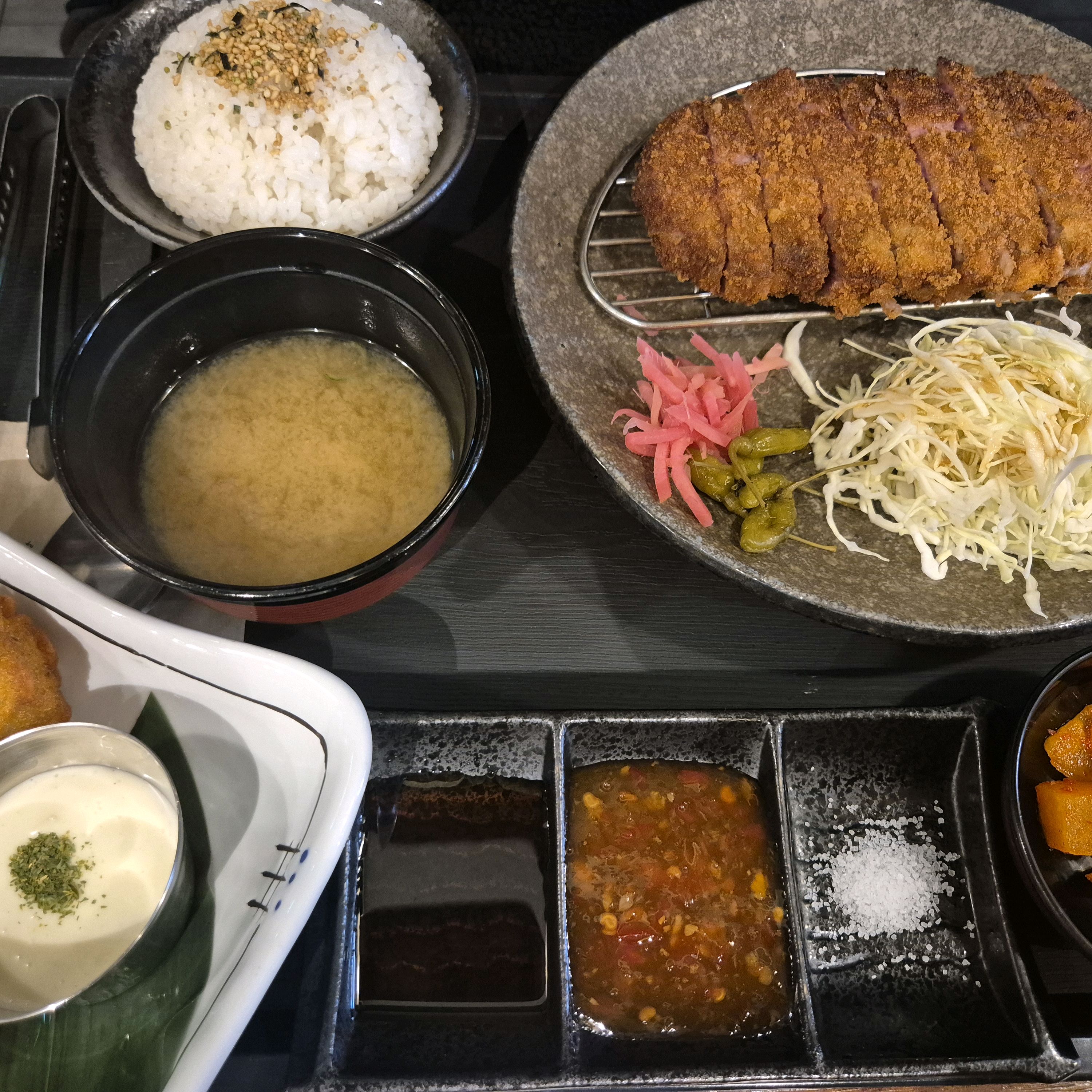 새우튀김도 맛있고 무엇보다 고기를 직접 익혀 원하는 익힘으로 먹을수 있어 좋아요 정식구성도