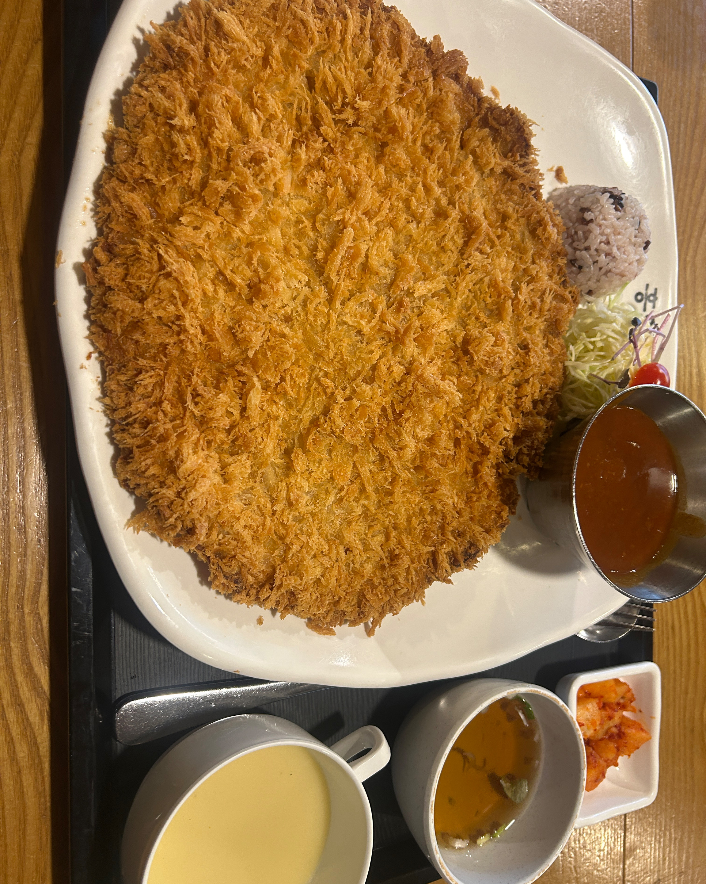 대구사람들 홍익동가스만 먹나요? 웨이팅 있는 홍익돈가스 처음봅니다!!!!아님 이 가게 주방