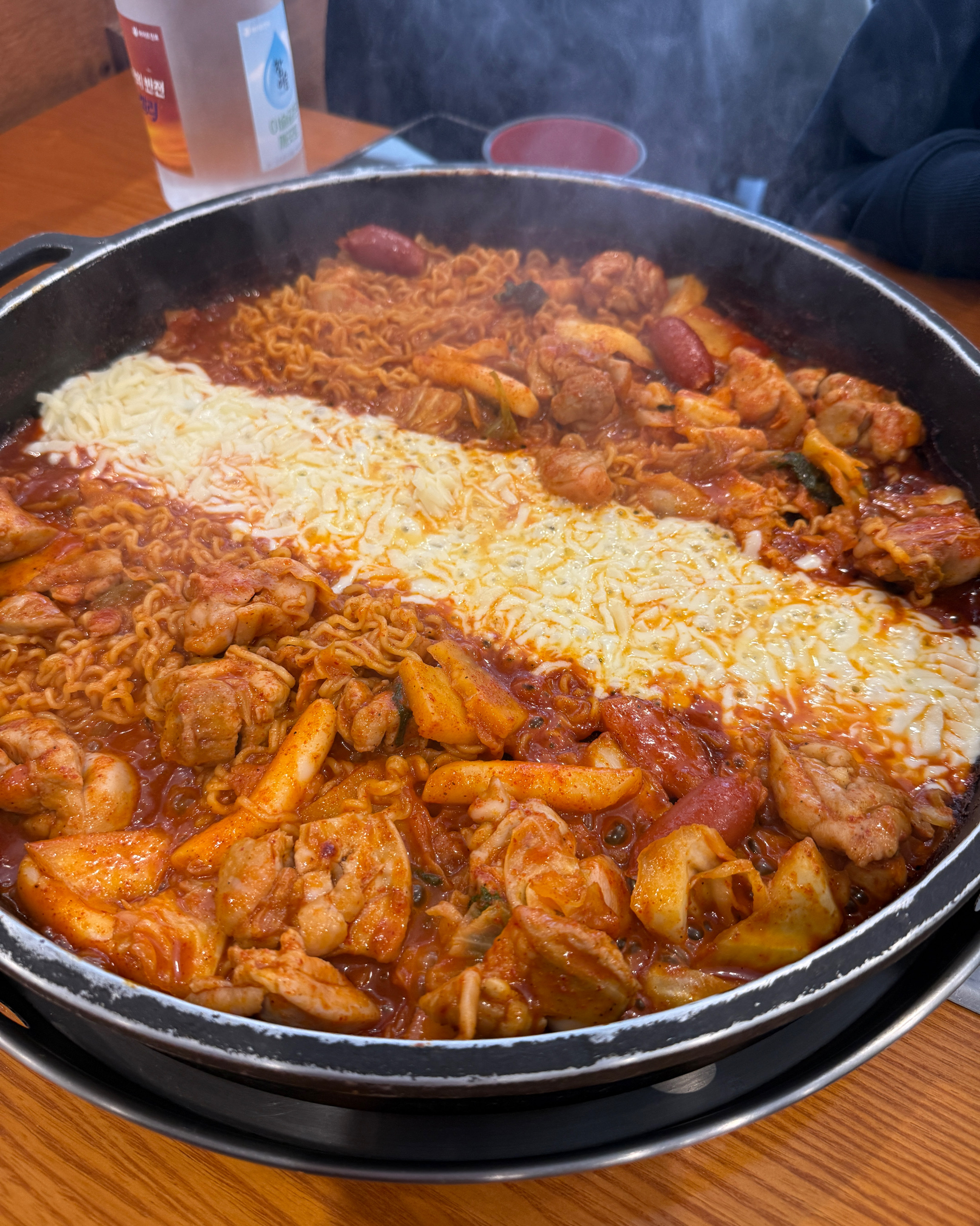 2인세트인데 닭갈비 양도많고 치즈가 진짜많았어요! 보통맛은 맵찔이도 먹을정도 맛입니다 ㅎㅎ